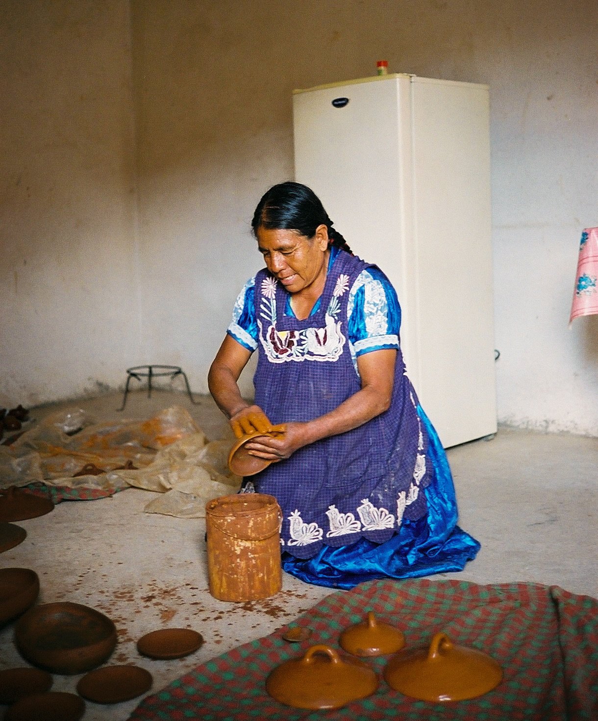 San Marcos Tlapazola, ein Zapotekendorf im Tal von Oaxaca: Seit Jahrhunderten formen Frauen hier den eisenhaltigen roten Ton zu wundersch&ouml;nen Schalen, Tellern, kleinen Tassen und Kr&uuml;gen. ❤️ 

#Mexicoonfilm #🎞️ 
#madewithkodak #shotonfilm #