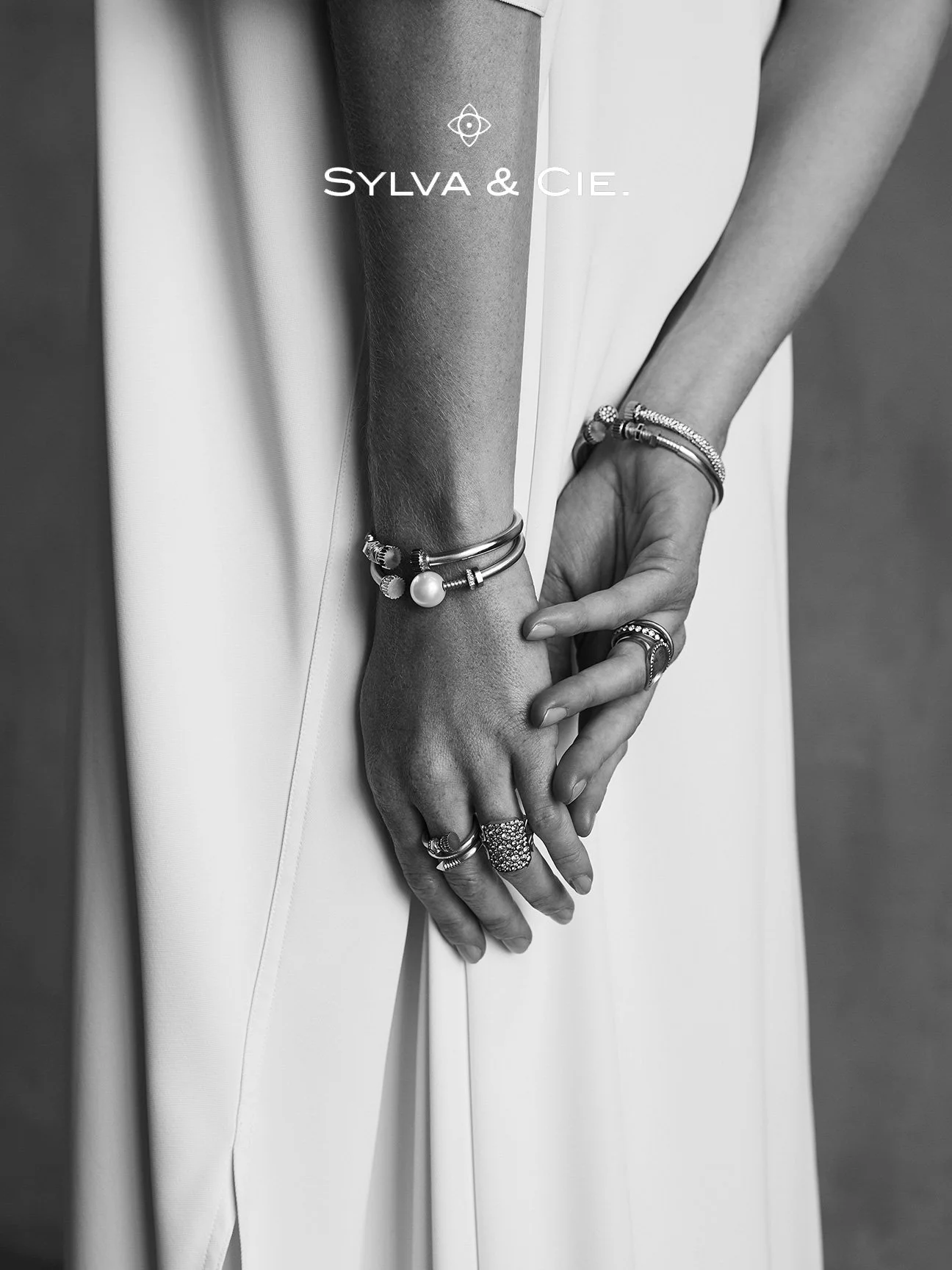 260604_Kurhajec_SylvaCie-MODEL-0162-1-RT-web_9x12_logo.jpg