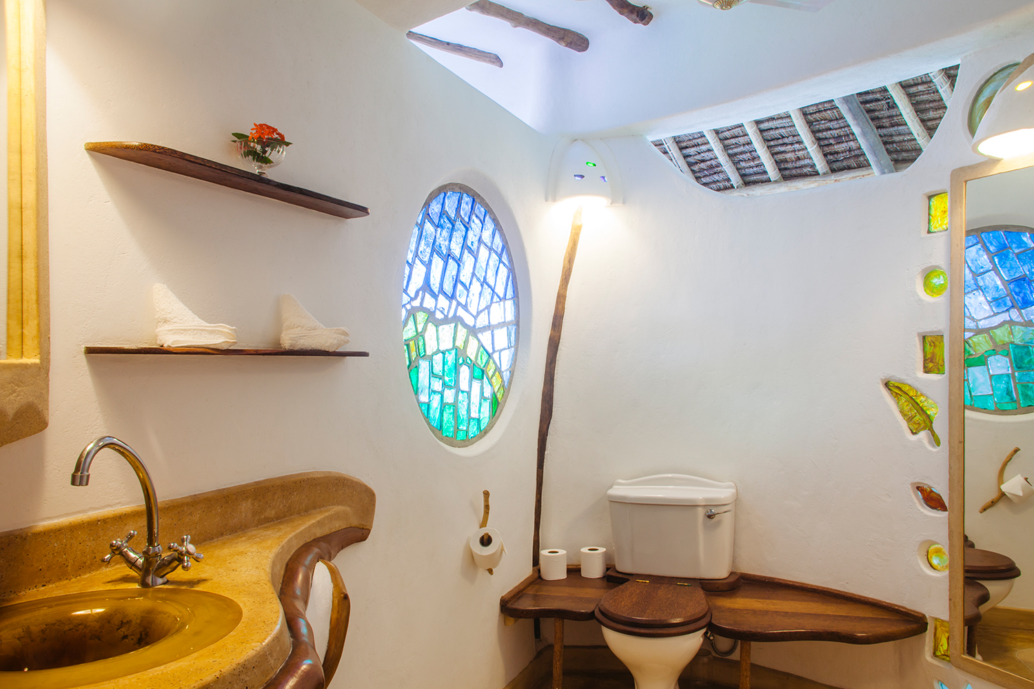 Room_MoonAndStars3_Bathroom_HandZaround.jpg