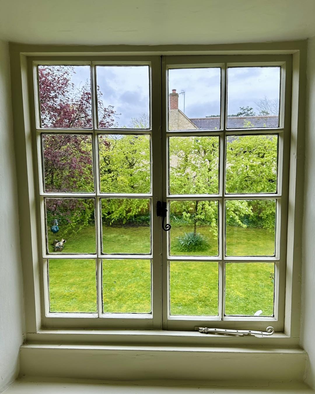 Yesterday we were hard at work taking incredibly gentle care of these original metal and wooden Georgian windows. Beautiful detail and craftsmanship requires a soft touch and the right tools. We removed all the paint splashes from the re painting and