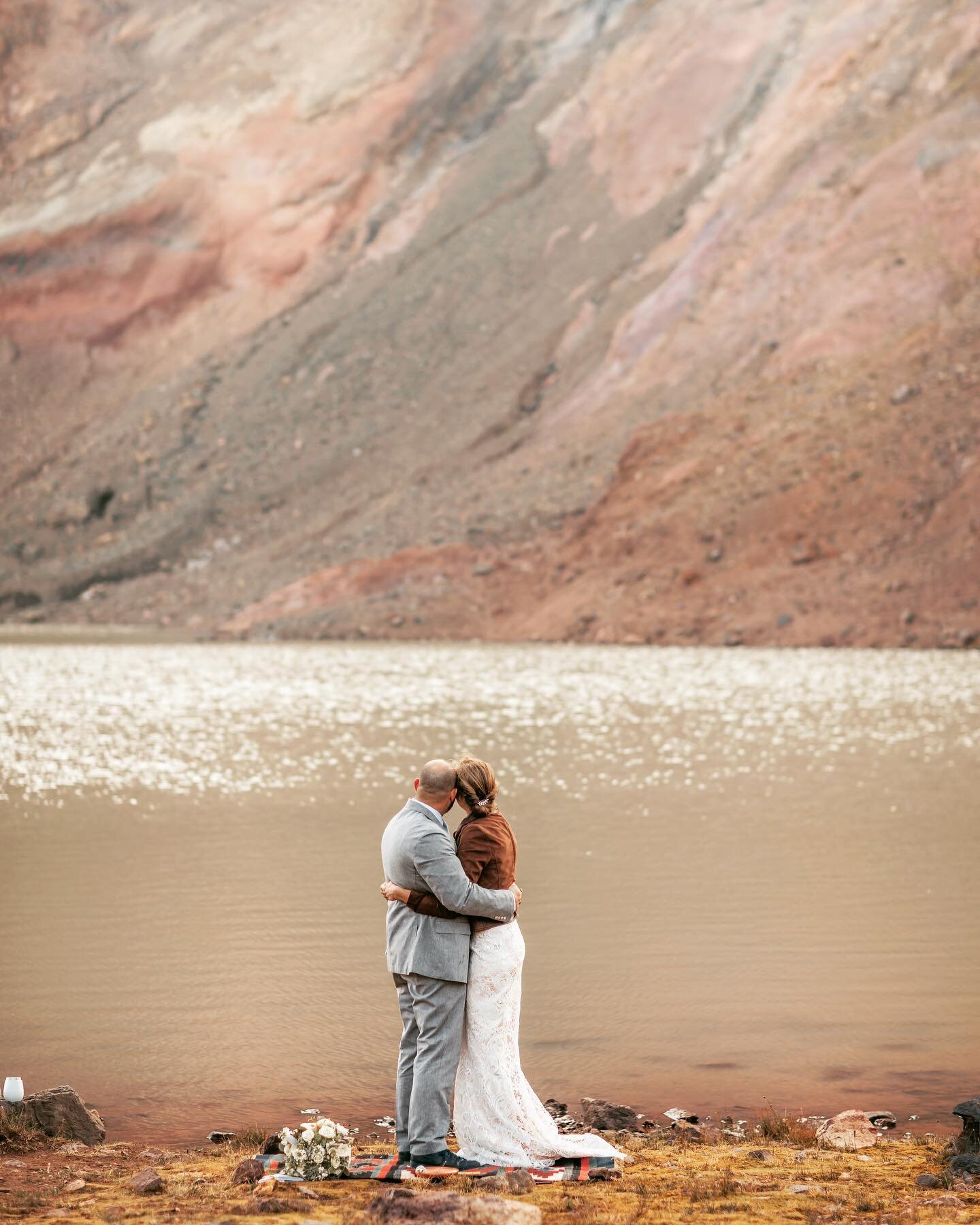 Reminiscing over some of my favorite 2020 weddings and elopements.  @dance.lindz and Tony&rsquo;s wedding was so epic.  Couples saying &ldquo;I do&rdquo; on top of a mountain is something I have always wanted to be a part of and their day was beyond 