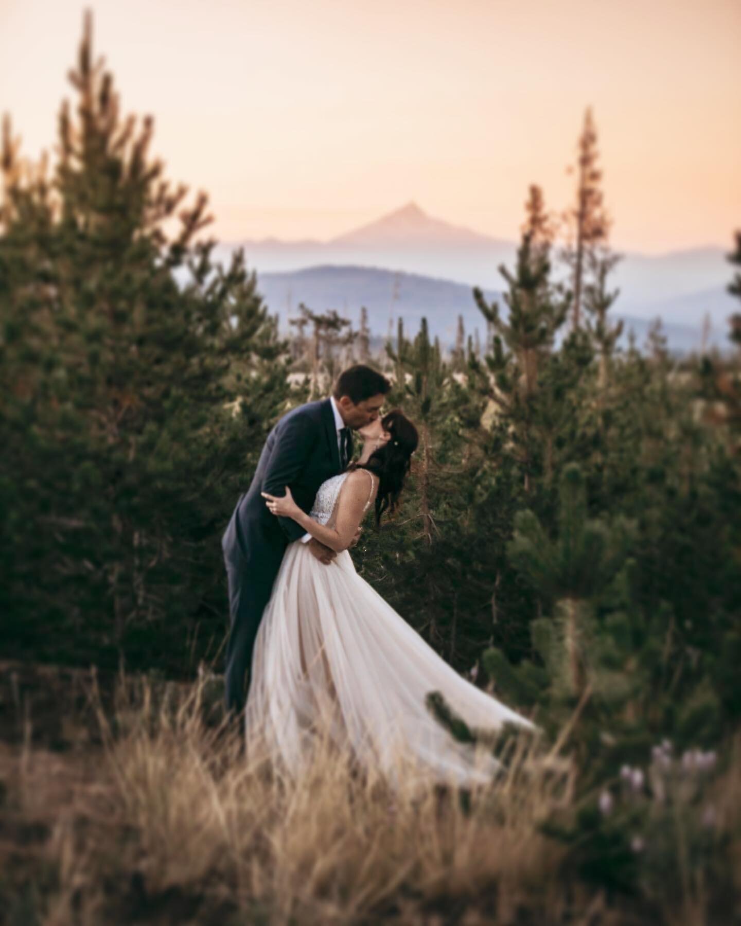 Jenn and Evans first dance after their elopement was so special.  Live music with that view at sunset... doesn&rsquo;t get much better than that! &hearts;️
.
.
.
#elopeinbend #elopementphotographer #sistersoregonelopement #mountainelopement #sisterso