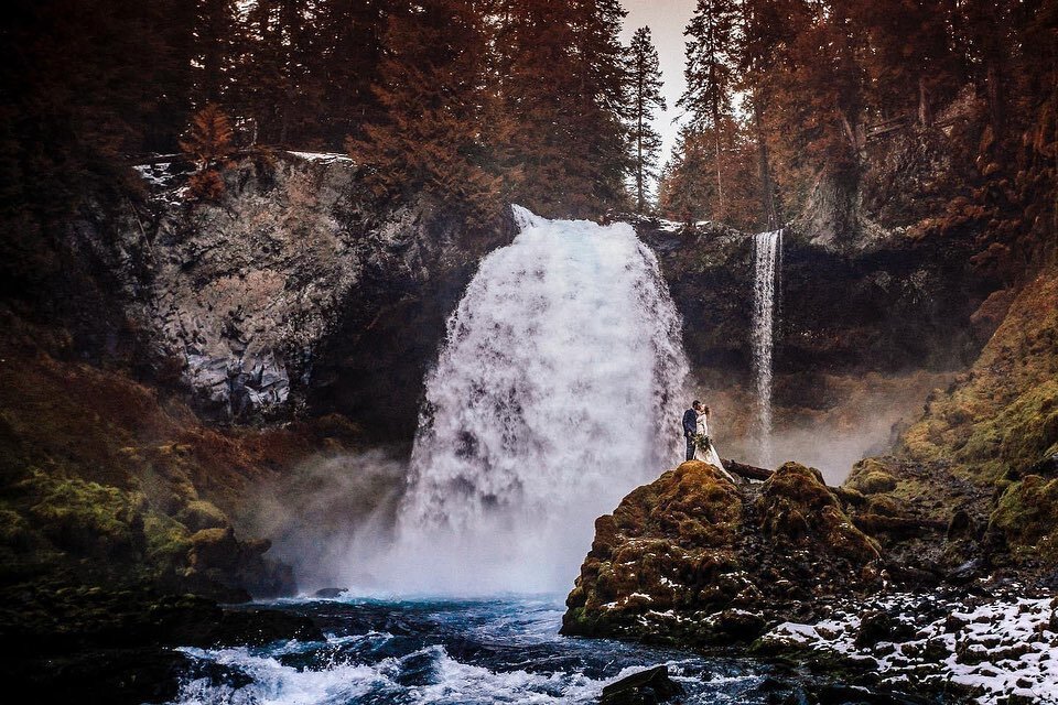 I can&rsquo;t believe it has been a year since this shoot.  Was so fun!  Swipe to see how soaked they got! Lol.  Troopers! 
.
.
#elopement #oregonelopement #elopeinnbend #bendoregon #sistersoregonphotographer