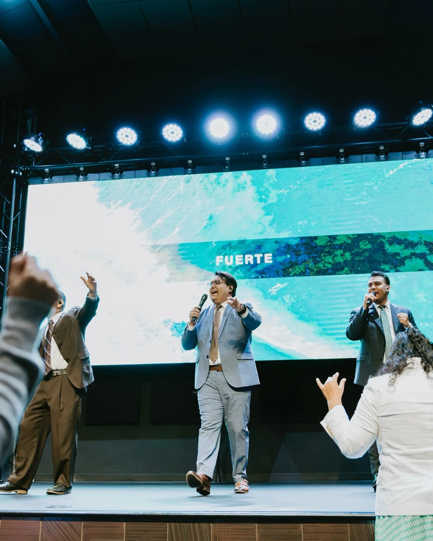 Nuestro Dios es grande y fuerte, deja tu precupaciones al altar ❤️