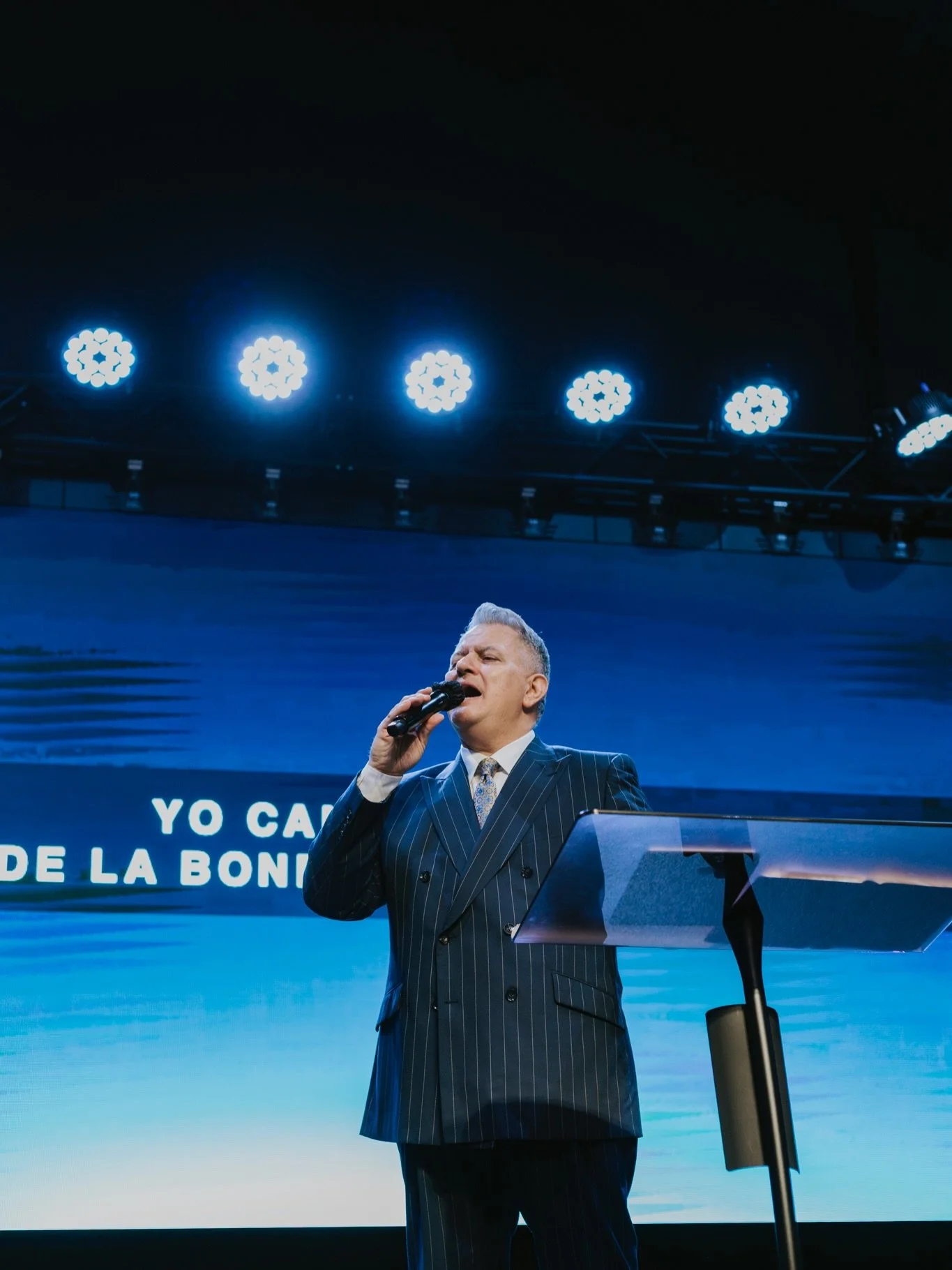 Dios todav&iacute;a alcanza a las personas en el asiento de atr&aacute;s.
Puede que te sientas invisible, olvidado o sin control&mdash;pero no est&aacute;s fuera de Su alcance.🙌🏼❤️