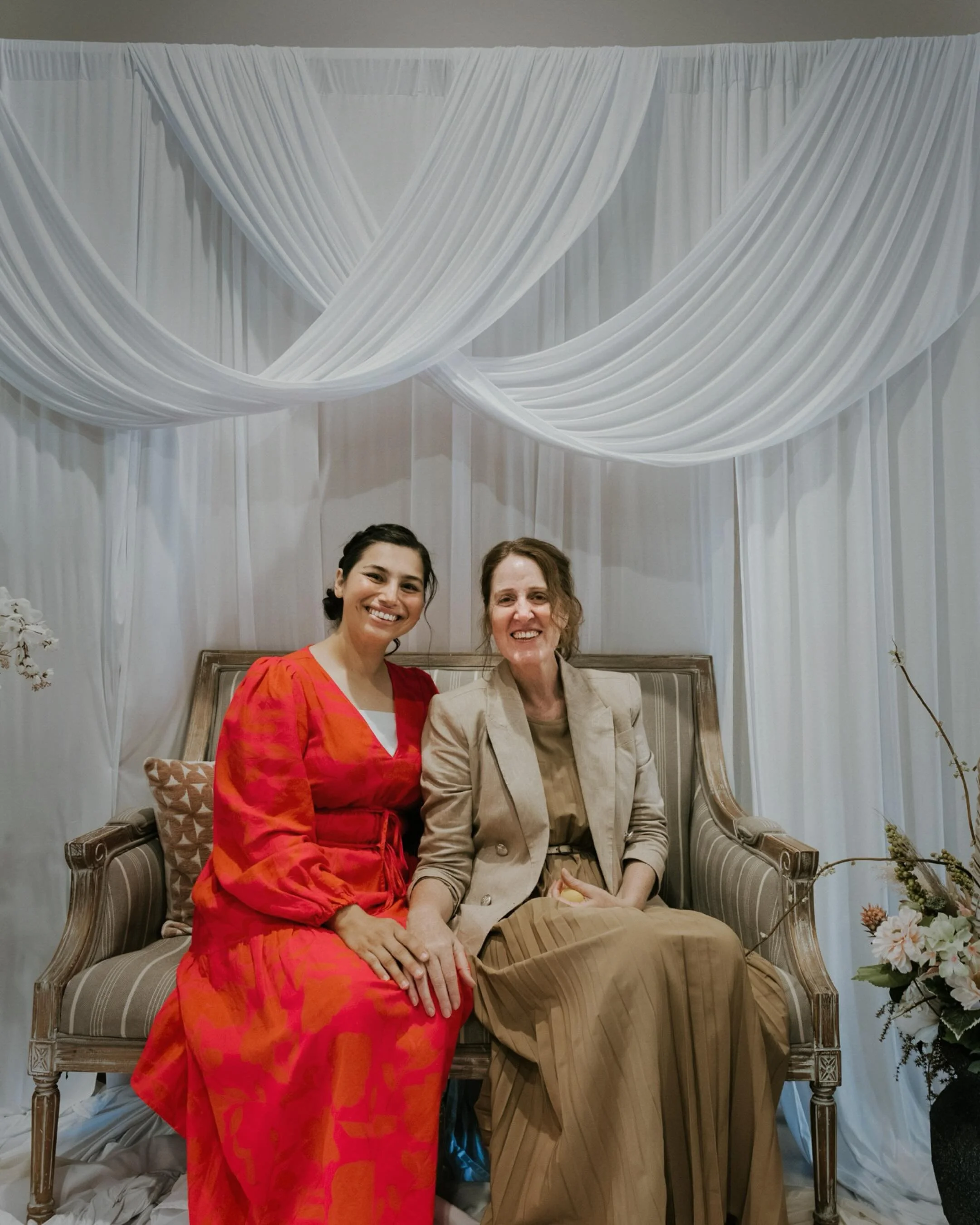 A las madres, abuelitas, madres espirituales, mentoras y mujeres que aman tan desinteresadamente, hoy las celebramos 🌷
Gracias por las oraciones que hacen, los sacrificios que realizan y el amor que dan tan libremente. ✨