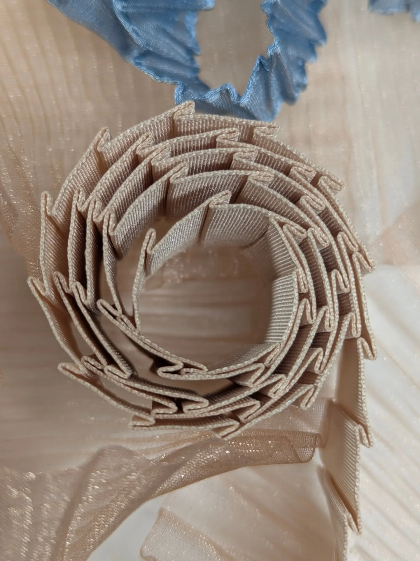 Texture is the top theme this season.  Fine pleats, crinkled and crushed fabrics embrace a wearable and effortless approach to a more softly structured aesthetic.

#mokubaribbon #trimshop #softstructure #pleatslover #crushedfabric