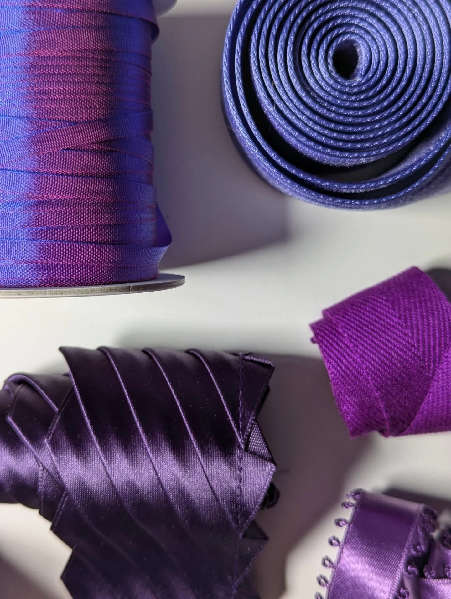 Maximalism continues its reign with royal purple.  It demands drama, exerting itself as a bright smack of color that can't be confused with soft lavender or lilac.  Try a bold grape-flavored accent to jeuje up a quieter vibe.

#mokuba #ribbonshop #pu