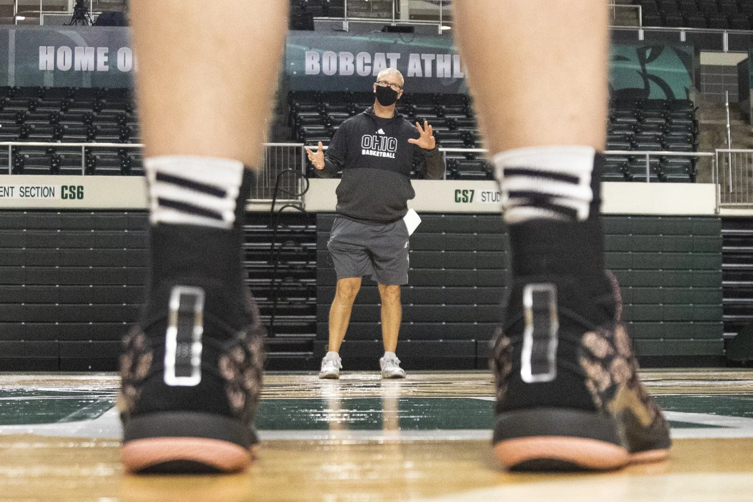  Jeff Boals talks to the team in a socially-distant huddle before practice begins. In these huddles, Boals will go over goals for the following practice as well as discuss anything from the previous day.  