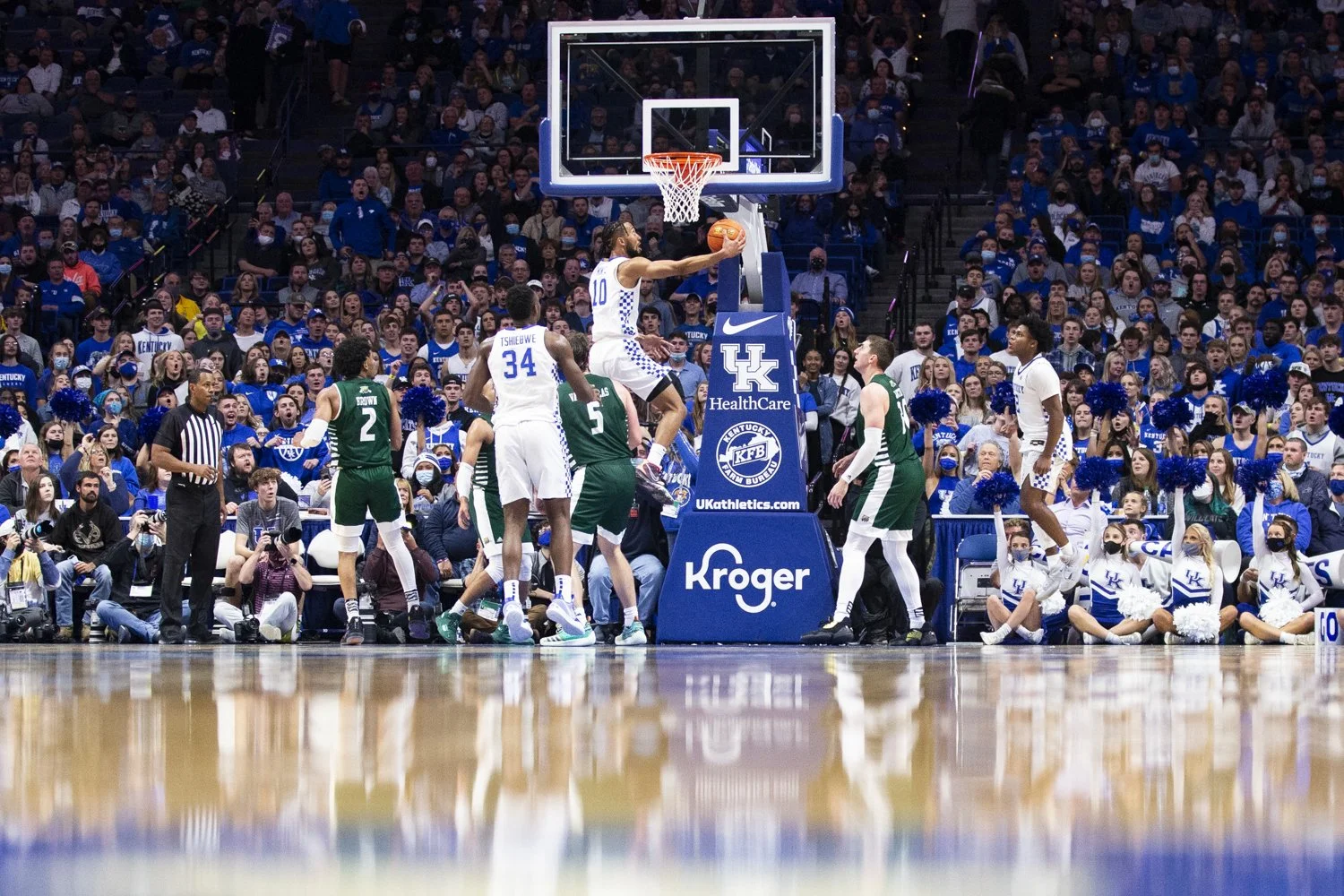  Kentucky guard Davion Mintz (10) attempts a layup in the second half of the Kentucky Wildcats game against the Ohio Bobcats on Friday, November 19, 2021, at Rupp Arena in Lexington Kentucky. 