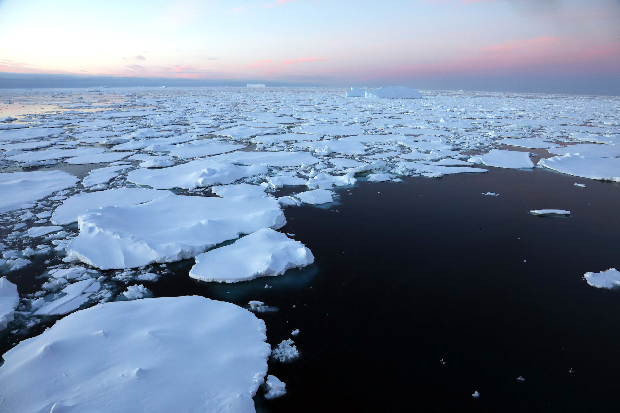 Drift sea ice is young flat ice floes formed from sea water at the sea surface that can move with current or winds.