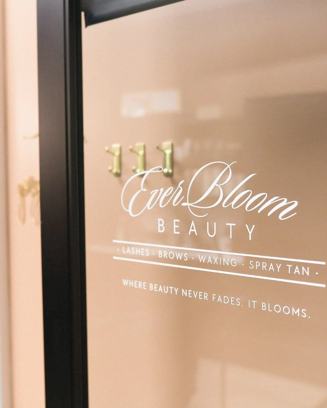 Introducing one of Vibe Salon Suite&rsquo;s newest phenoms, Valerie from @everbloombeauty 🌺

At EverBloom Beauty, I specialize in lash extensions, brow services, luxury spray tans, and formal/bridal hairstyling. My focus is creating a relaxing, elev