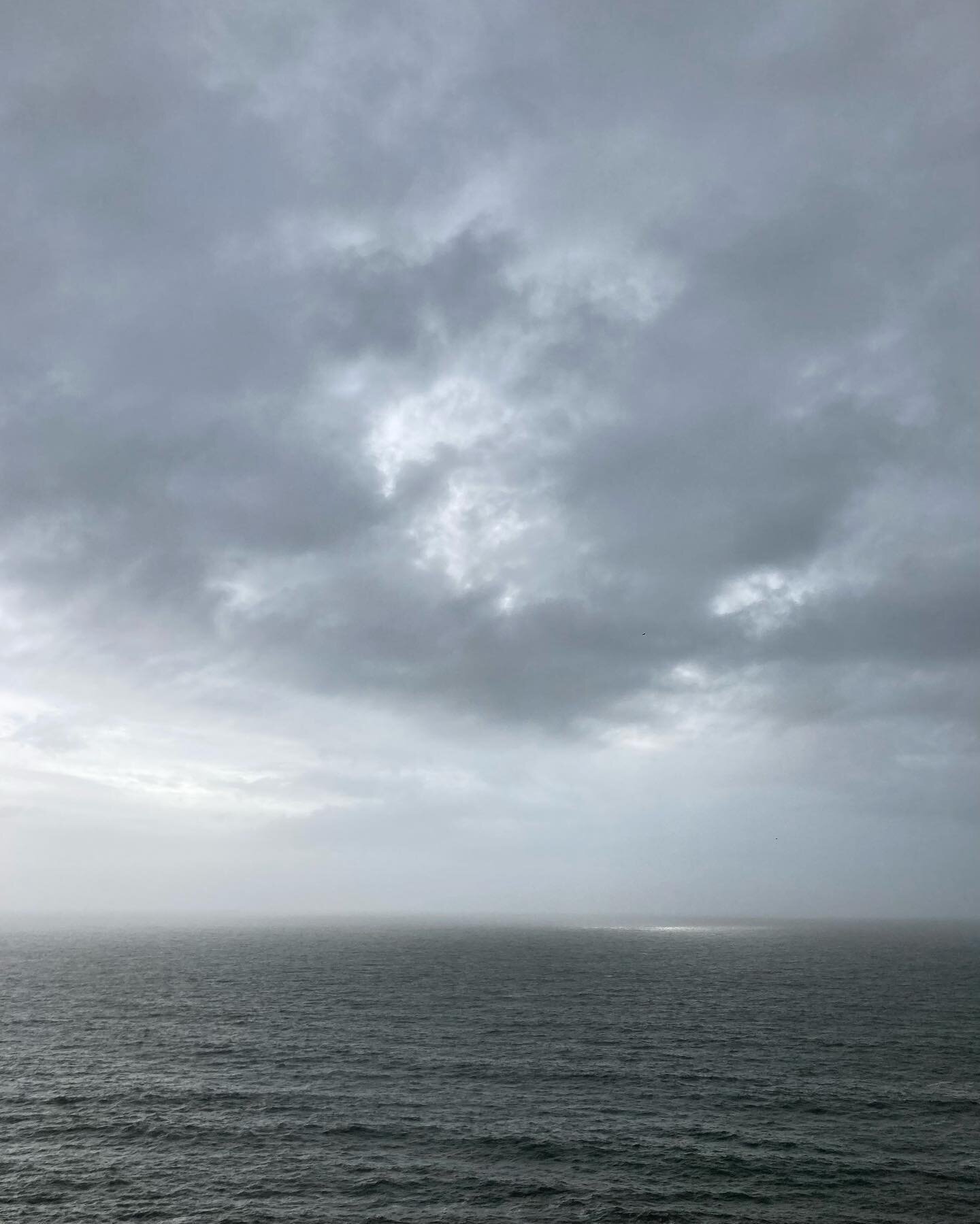 Painting the sky &hellip; a brief break in the storm clouds and an impromptu drive along the coast to adjust the focal point + expand the horizon line

#cloudappreciation 
#atmosphericriver
#mytinyatlas