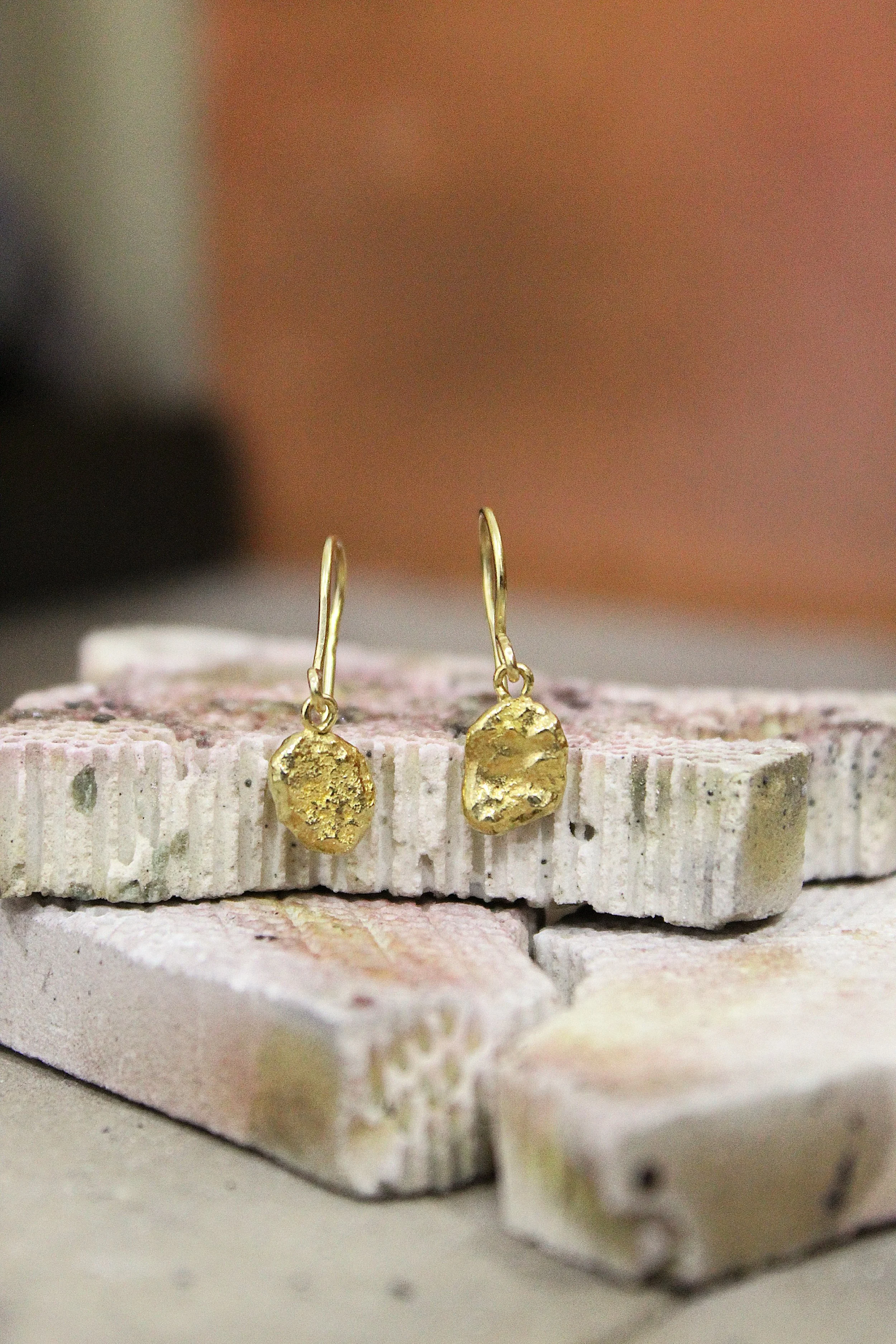 BRINCOS CURTOS DOURADOS 04 FOUR • SHORT EARRINGS GOLD PLATED 04 FOUR