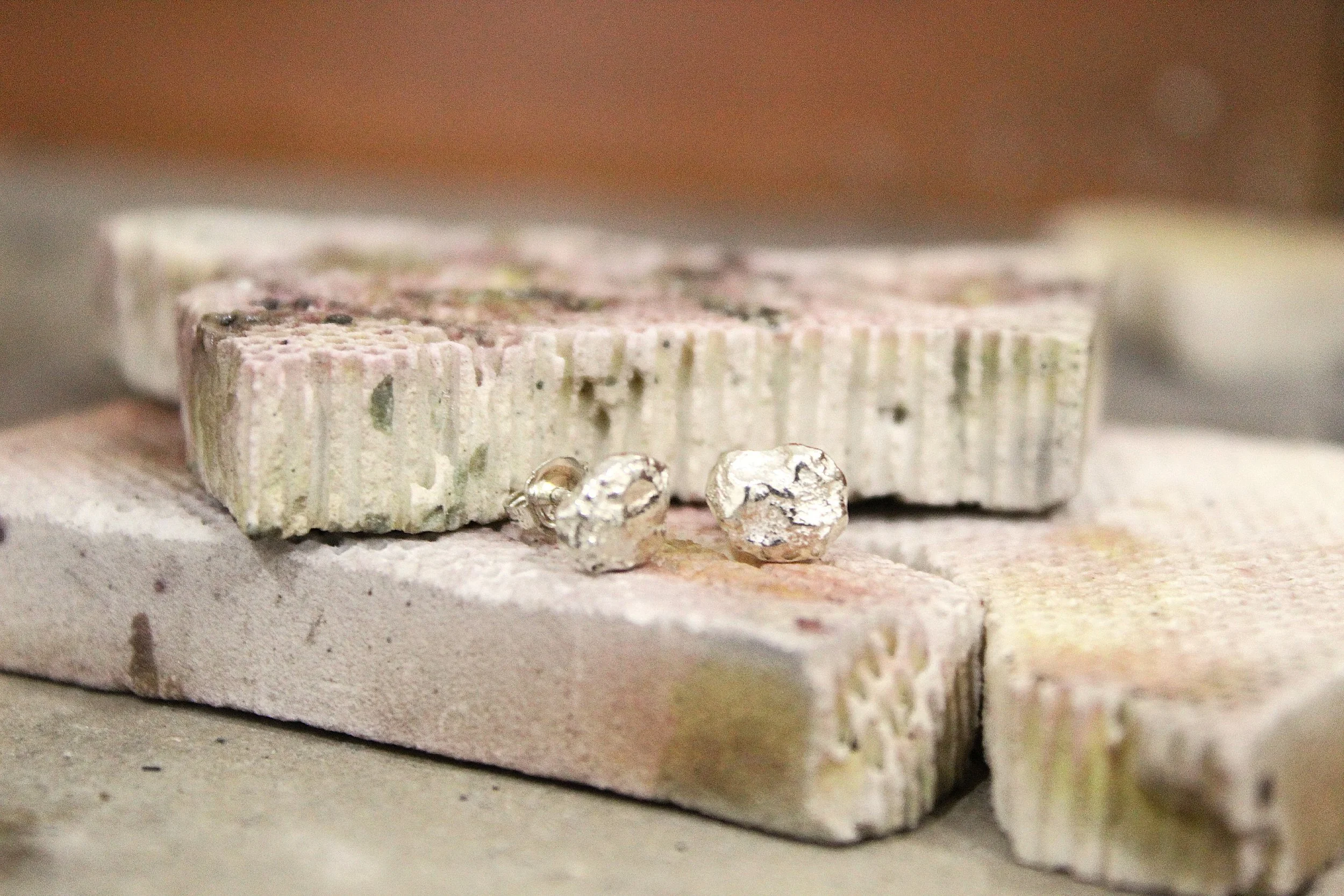 BRINCOS STUD 04 FOUR • STUD EARRINGS 04 FOUR