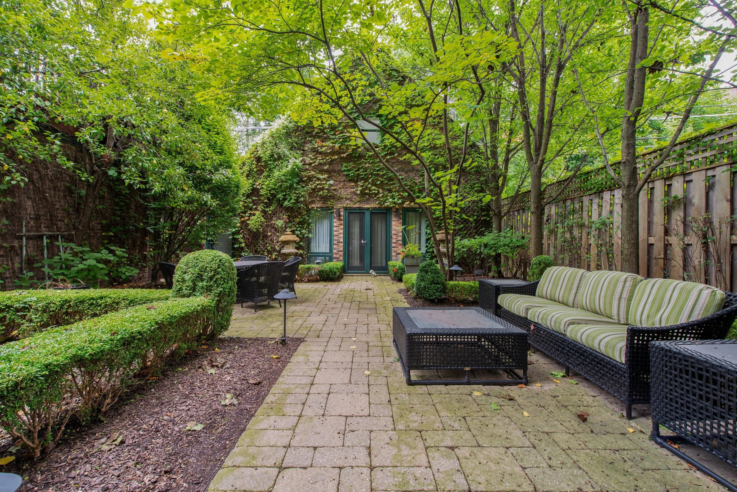 09_1855NHalsted_Unit8_175_Courtyard_HiRes.jpg