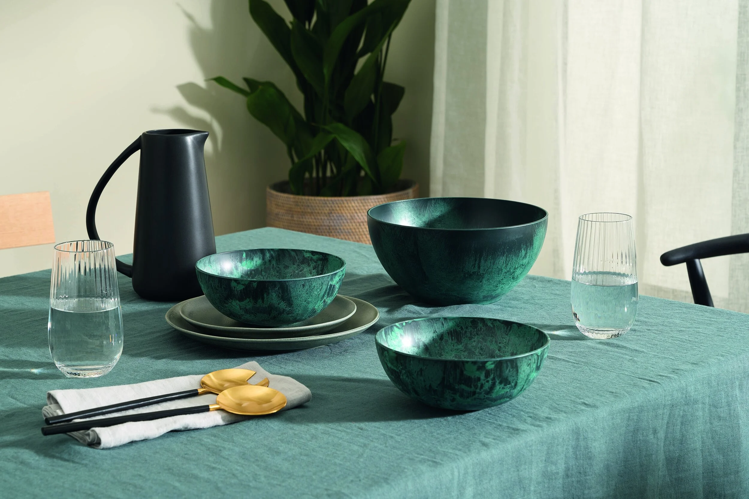 MWHSER013GRE-UK_Serveur-Set-2-Serving-Bowls-Green_LB02_LS_PR.jpg