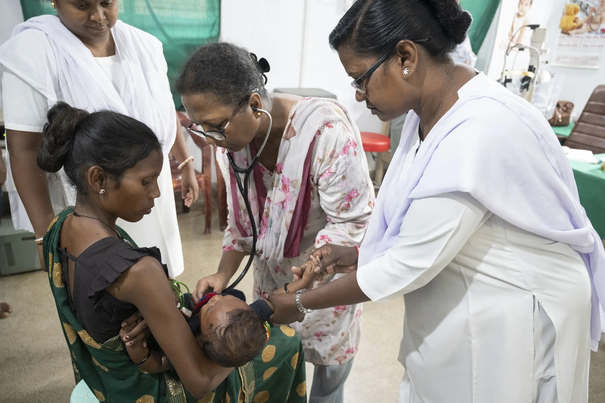Dr Sushma and staffwith paed patient1.jpg