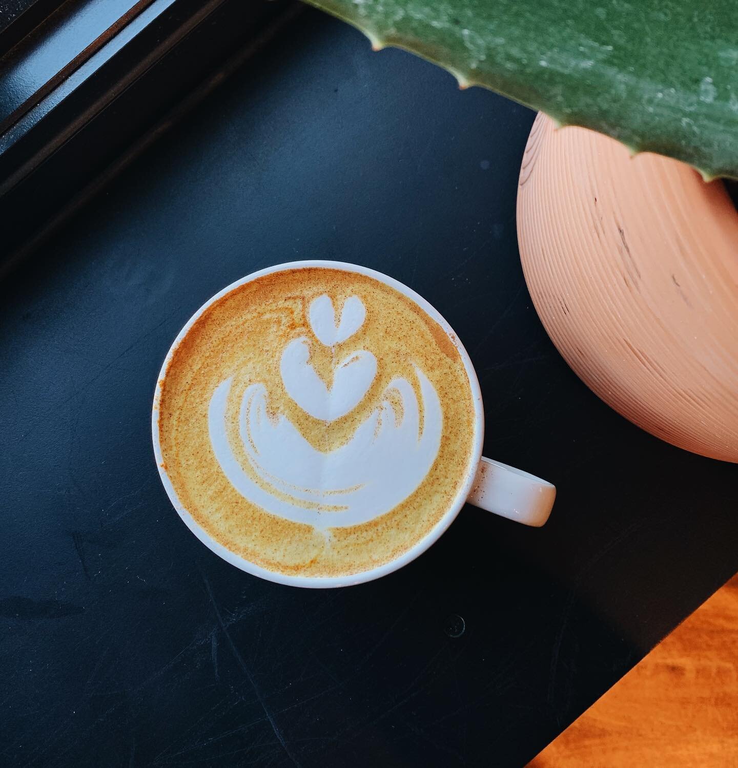 It&rsquo;s baaaack 👀 the Honey Turmeric Latte was such a hit last spring, we brought it back! Made in-house with honey, turmeric, and a mix of warm spices, it&rsquo;s fresh and lightly sweet - perfect for the transition into warmer days ☕️