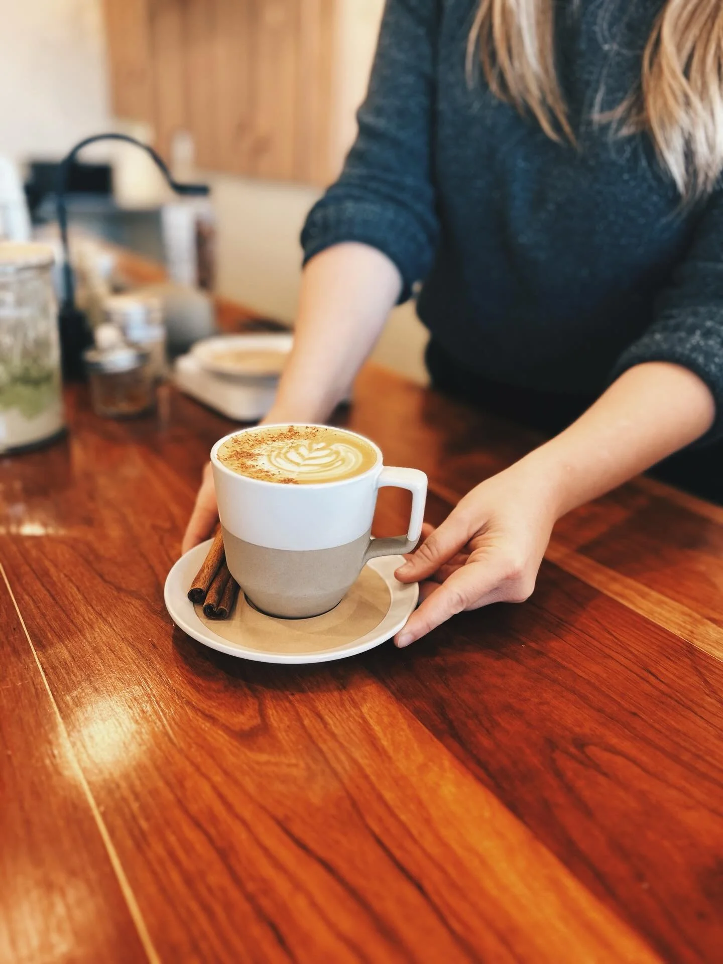 Torani? We don&rsquo;t know her. At Plata we make our own syrups with real ingredients. Sugar, spice, and everything nice is always on the menu and we think you can definitely taste the difference.
Better ingredients, better coffee, Plata John&rsquo;