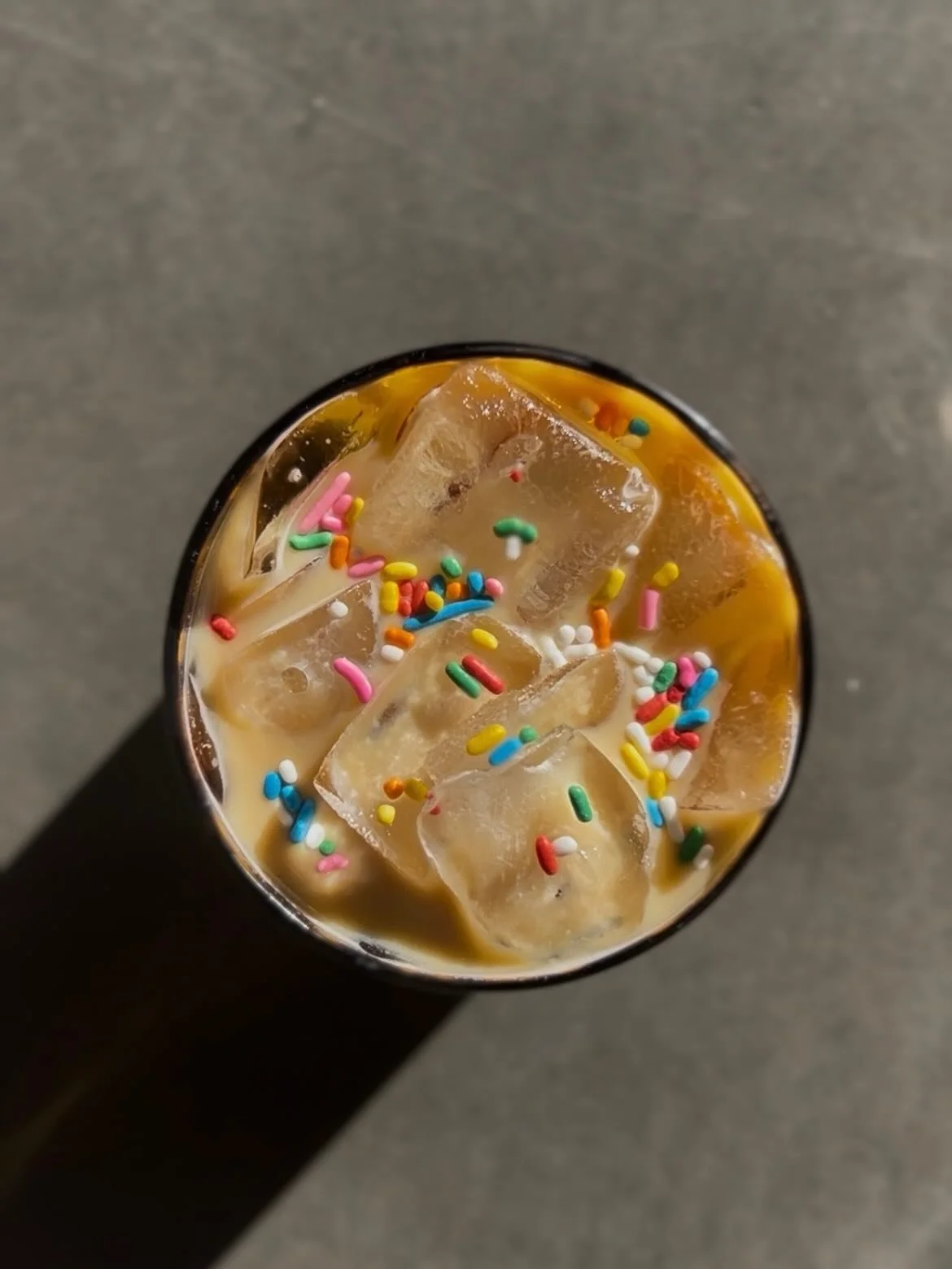 The sunny weather is upon us and we are CELEBRATING 🥳 
First up!
🎀The Birthday Cake Latte🎀
House made birthday cake syrup, double espresso, milk of your choice. Served hot or iced and topped with sprinkles! 
.
🌱Brown Sugar Sage Latte🌱
Sugar, spi