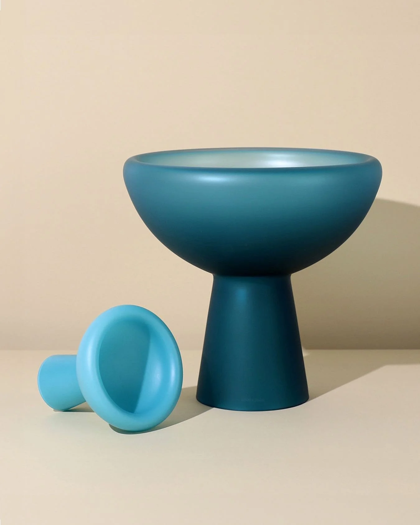 Colorful backgrounds are back!
.
.
.
.
.
#sugaarandsugaar #glass #glassart #glassblowing #design #art #colors #petroleum #blue #matte #beige #bowl #bowls #pedestal #luxury #tableware #glassware #homeware #gift #giftideas #summer #home