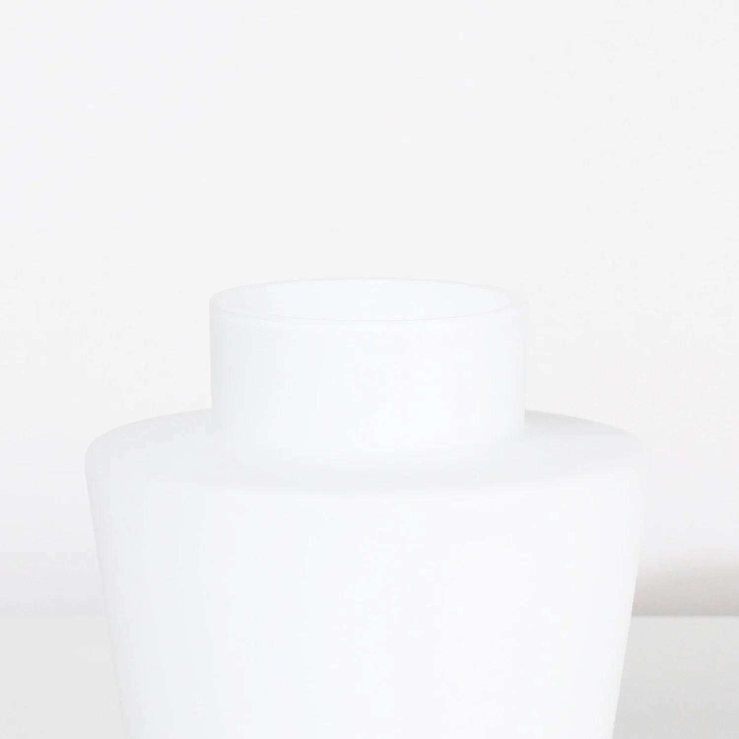 S&S_WEB_Vase_M_White_Opaque_Matte_Zoom.jpg