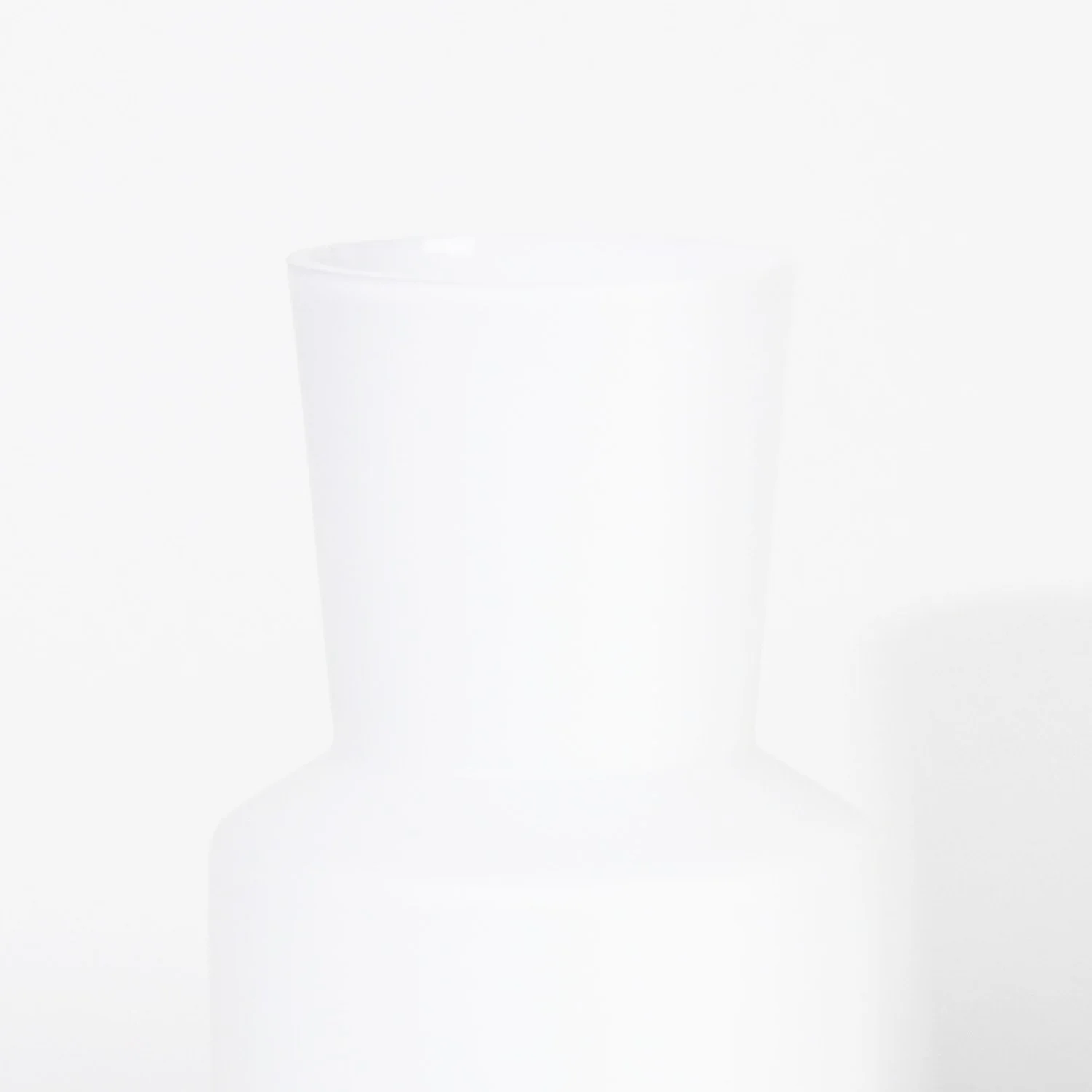 S&S_WEB_Vase_L_02_White_Opaque_Matte_Zoom.jpg