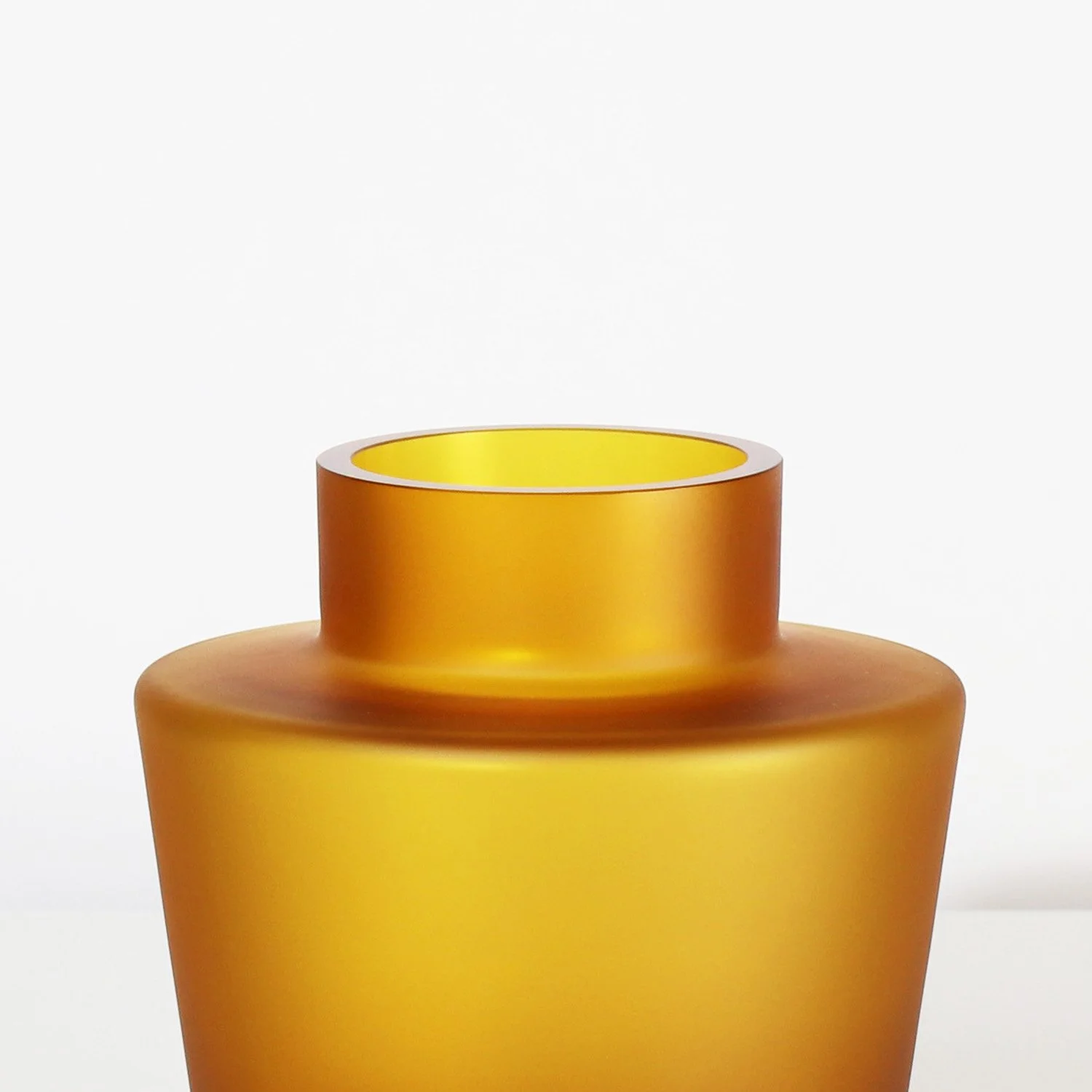 S&S_WEB_Vase_M_Amber_Transparent_Matte_Zoom.jpg