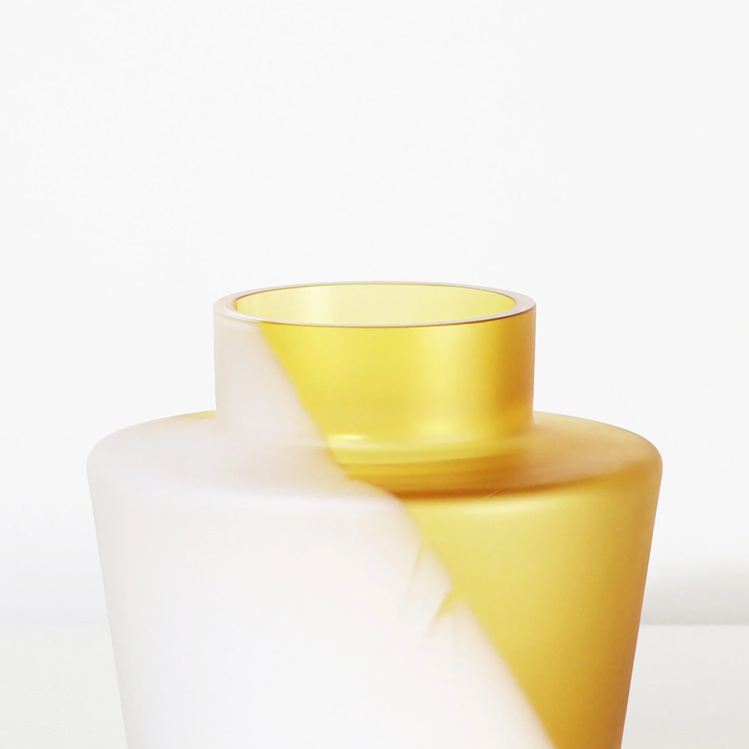 S&S_WEB_Vase_M_Amber_Transparent_White_Opaque_Matte_Zoom.jpg
