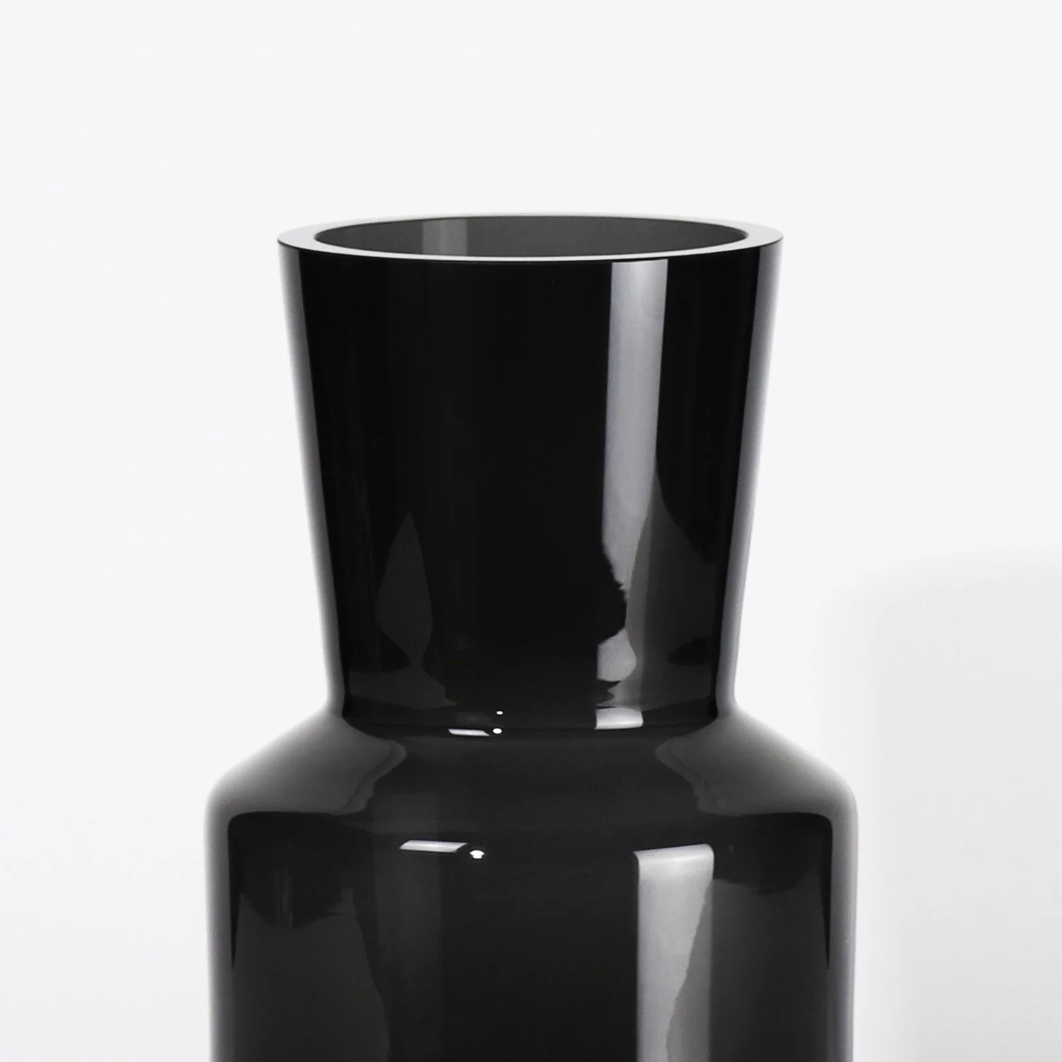 S&S_WEB_Vase_L_02_Smoke_Transparent_Glossy_Zoom.jpg