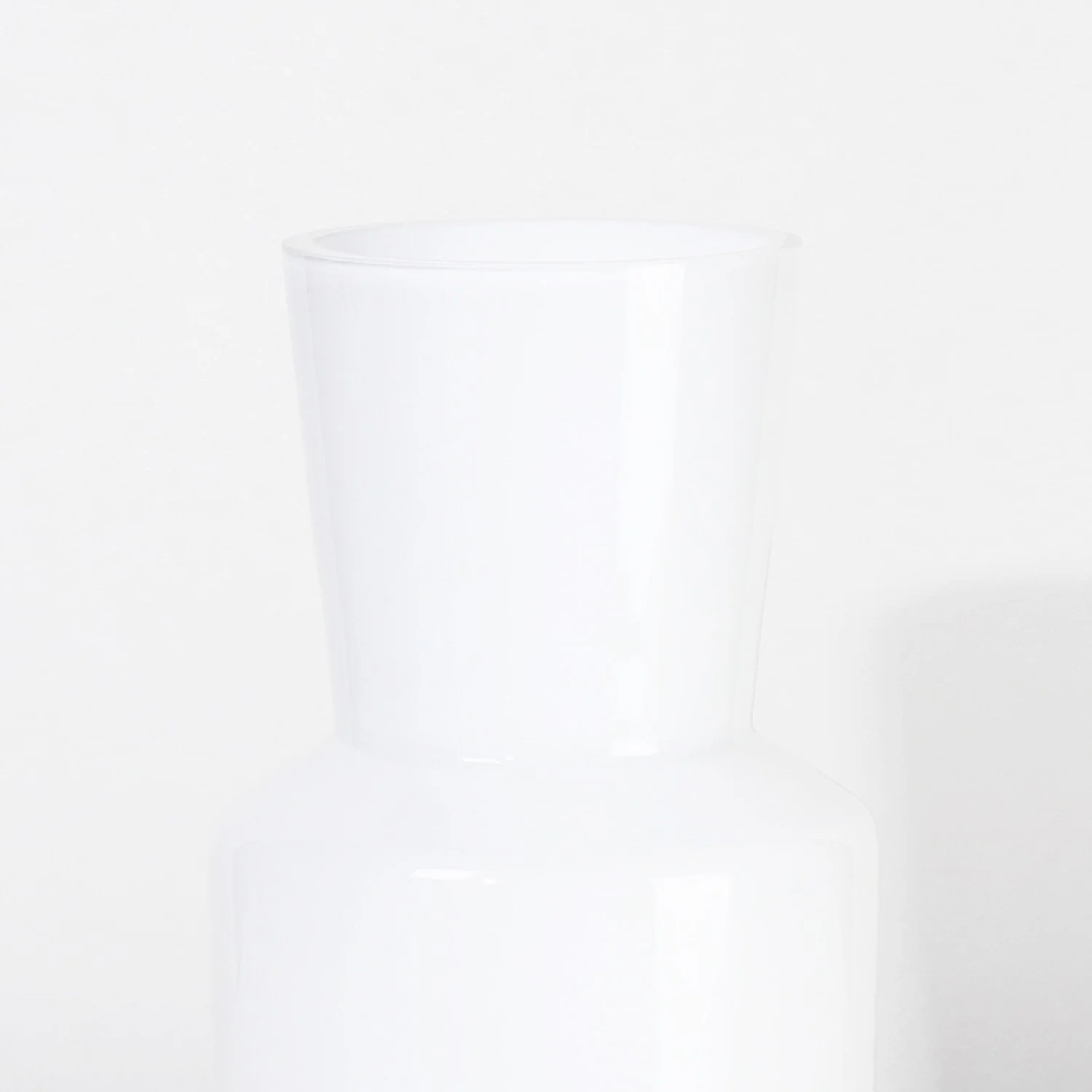 S&S_WEB_Vase_L_02_White_Opaque_Glossy_Zoom.jpg