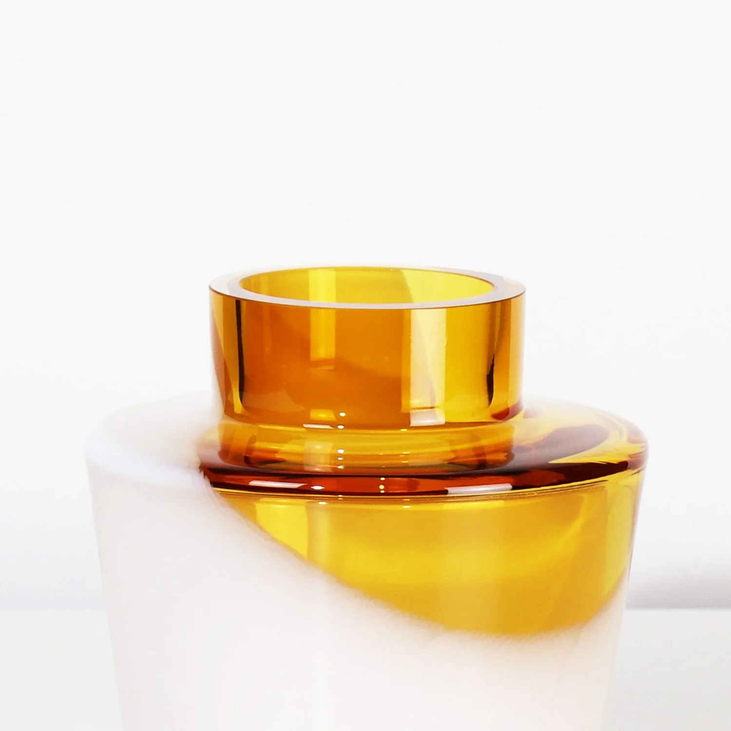S&S_WEB_Vase_M_Amber_Transparent_White_Opaque_Glossy_Zoom.jpg