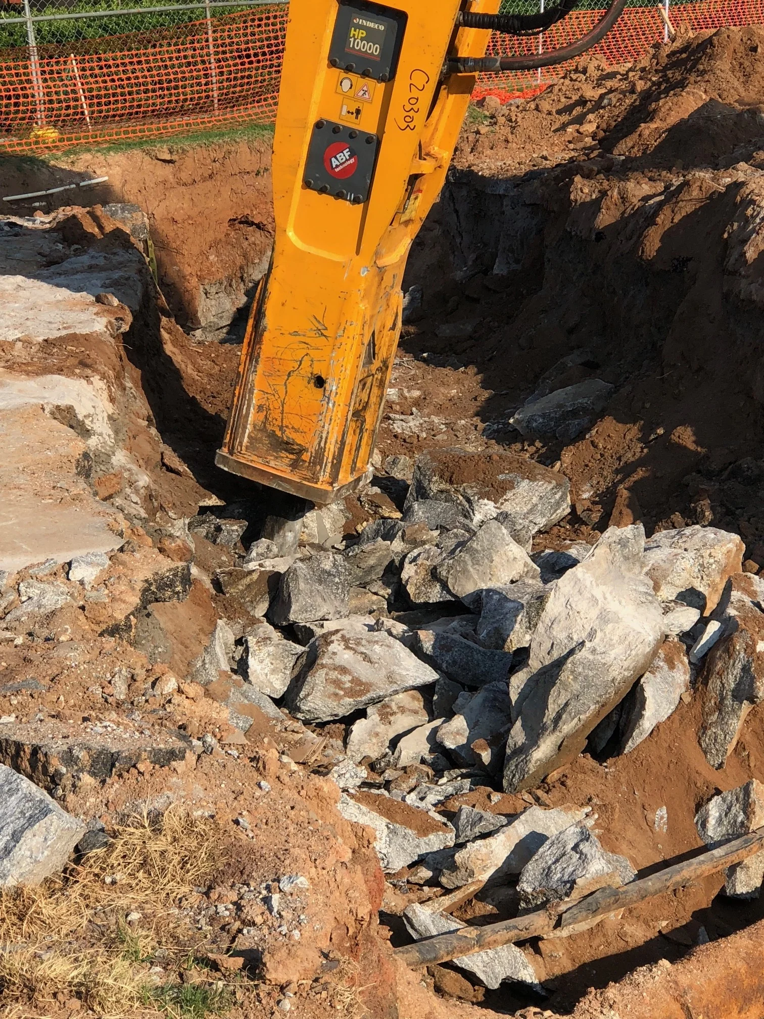 hydraulic breaker fracturing rock