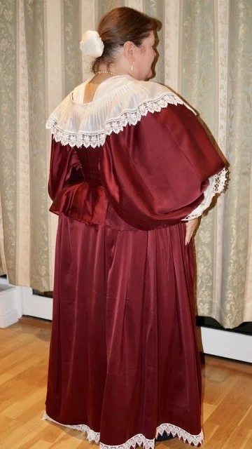 1630’s gown in silk