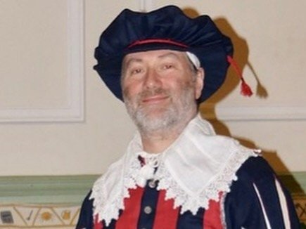 Tudor bonnet and lace collar