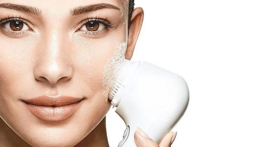 brosse-nettoyante-visage-la-loge-beaute-1.jpg
