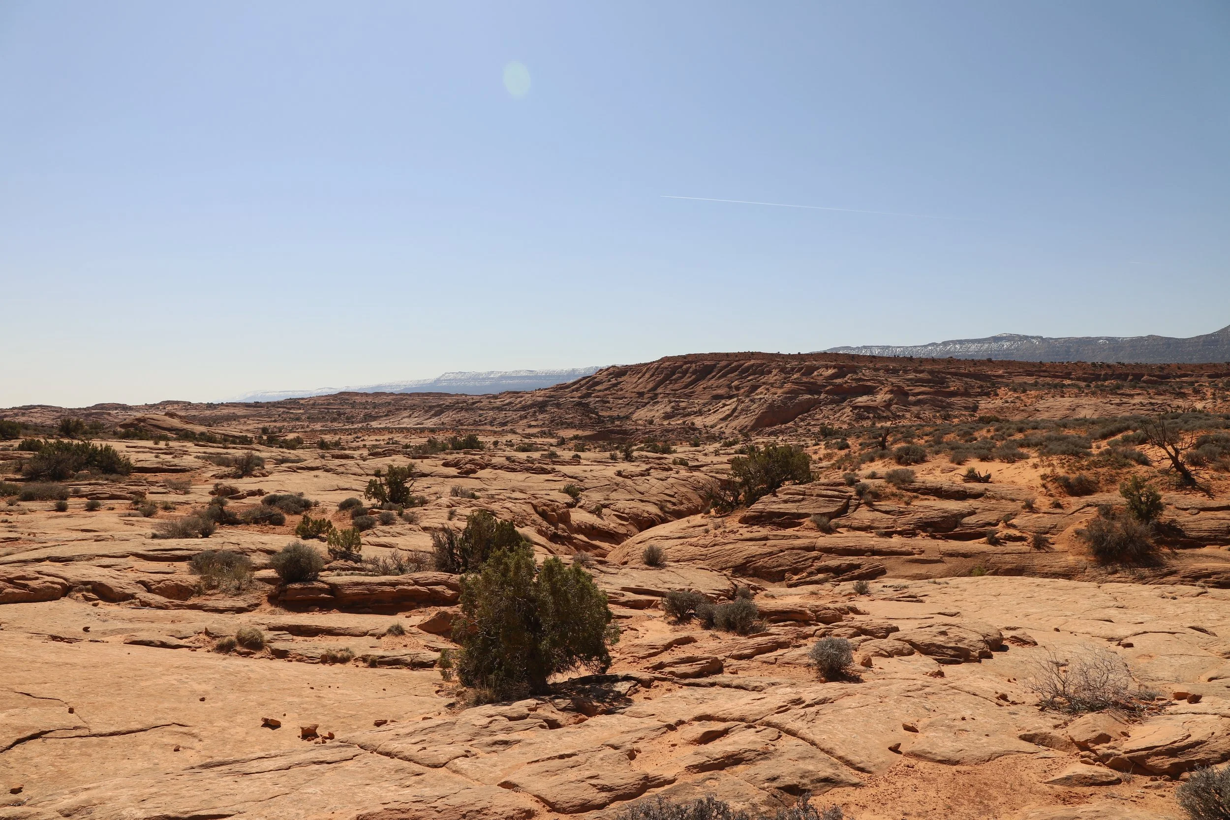 What does the trail between Peekaboo and Spooky Gulch look like?