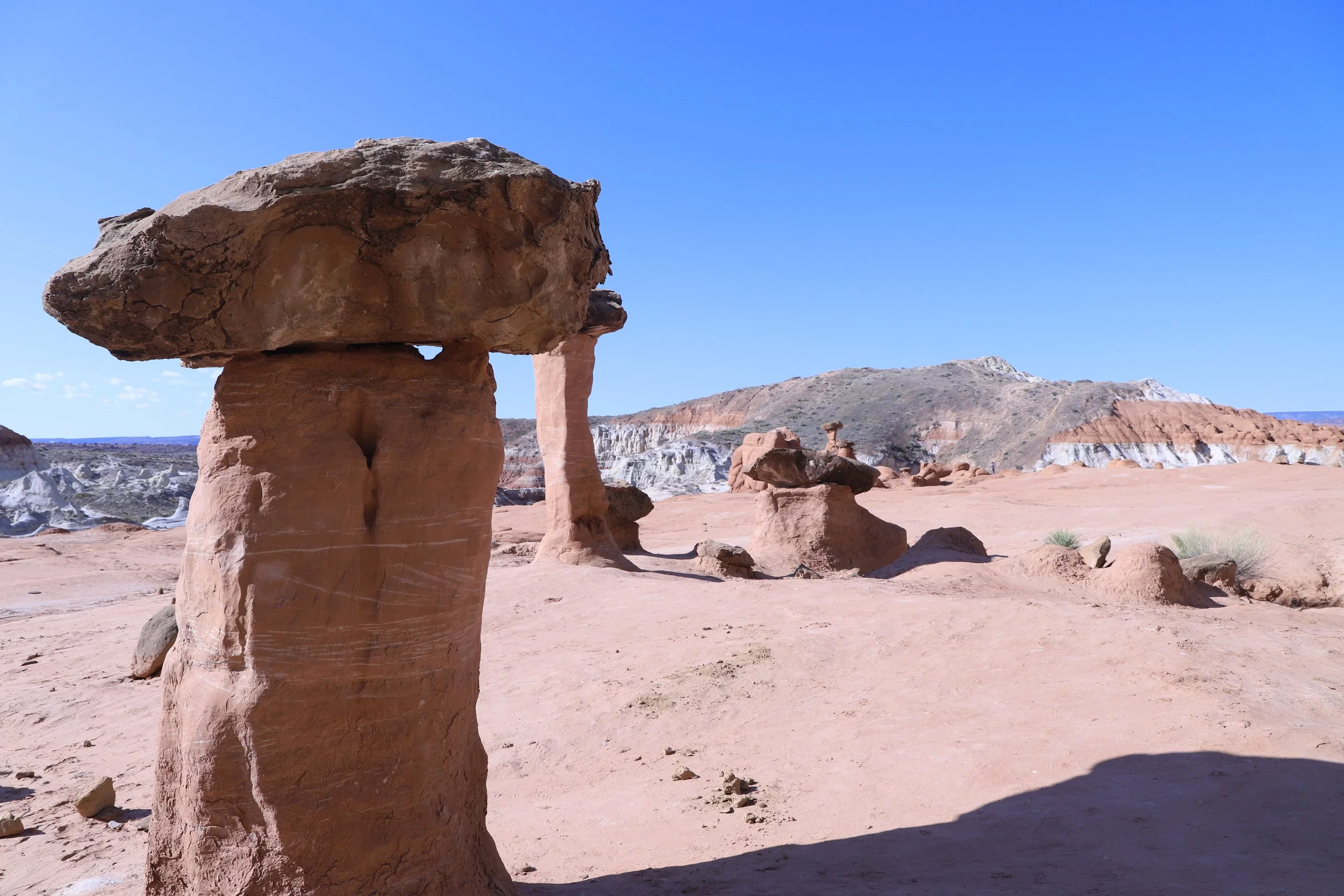 How far is it between Toadstool Hoodoos and Hole-in-the-rock