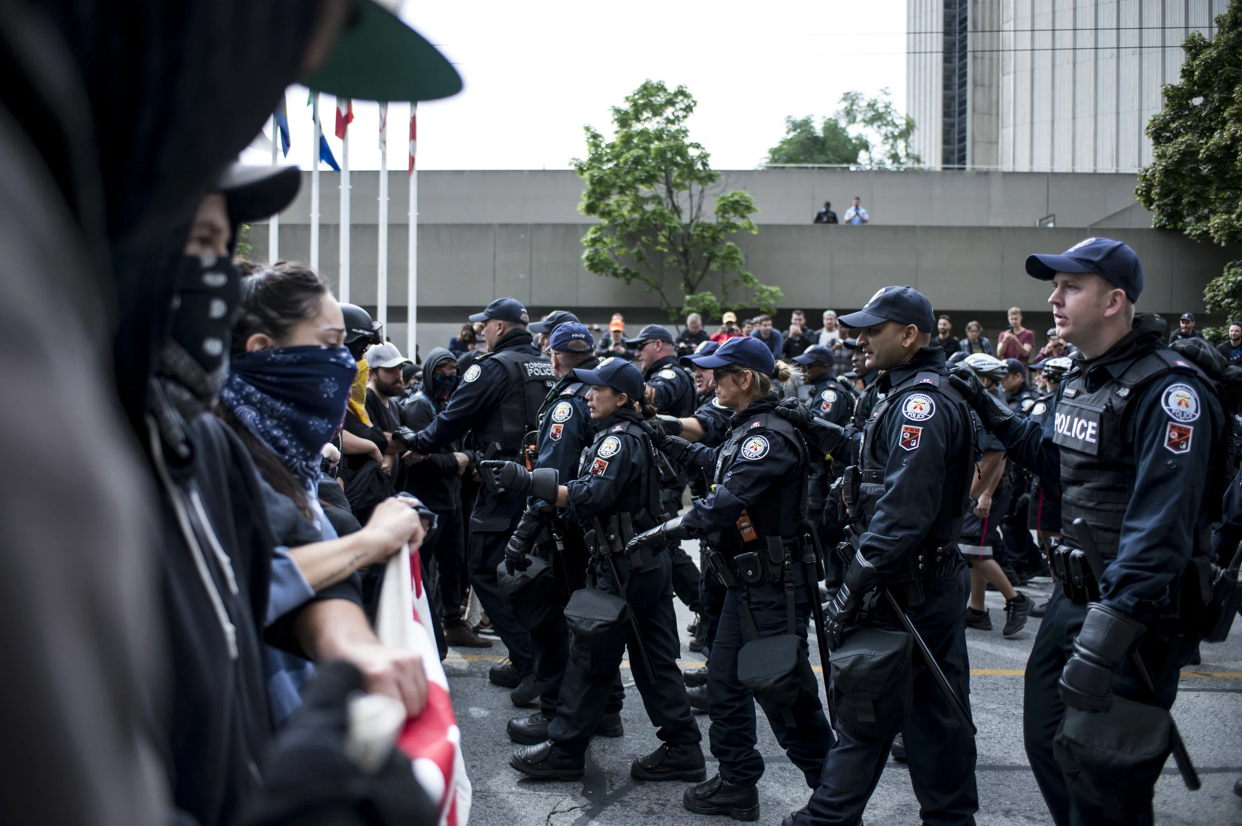 Police move forward to disperse a line of arm-linked Antifa protestors (ALI JAVEED/THE UNDERGROUND)