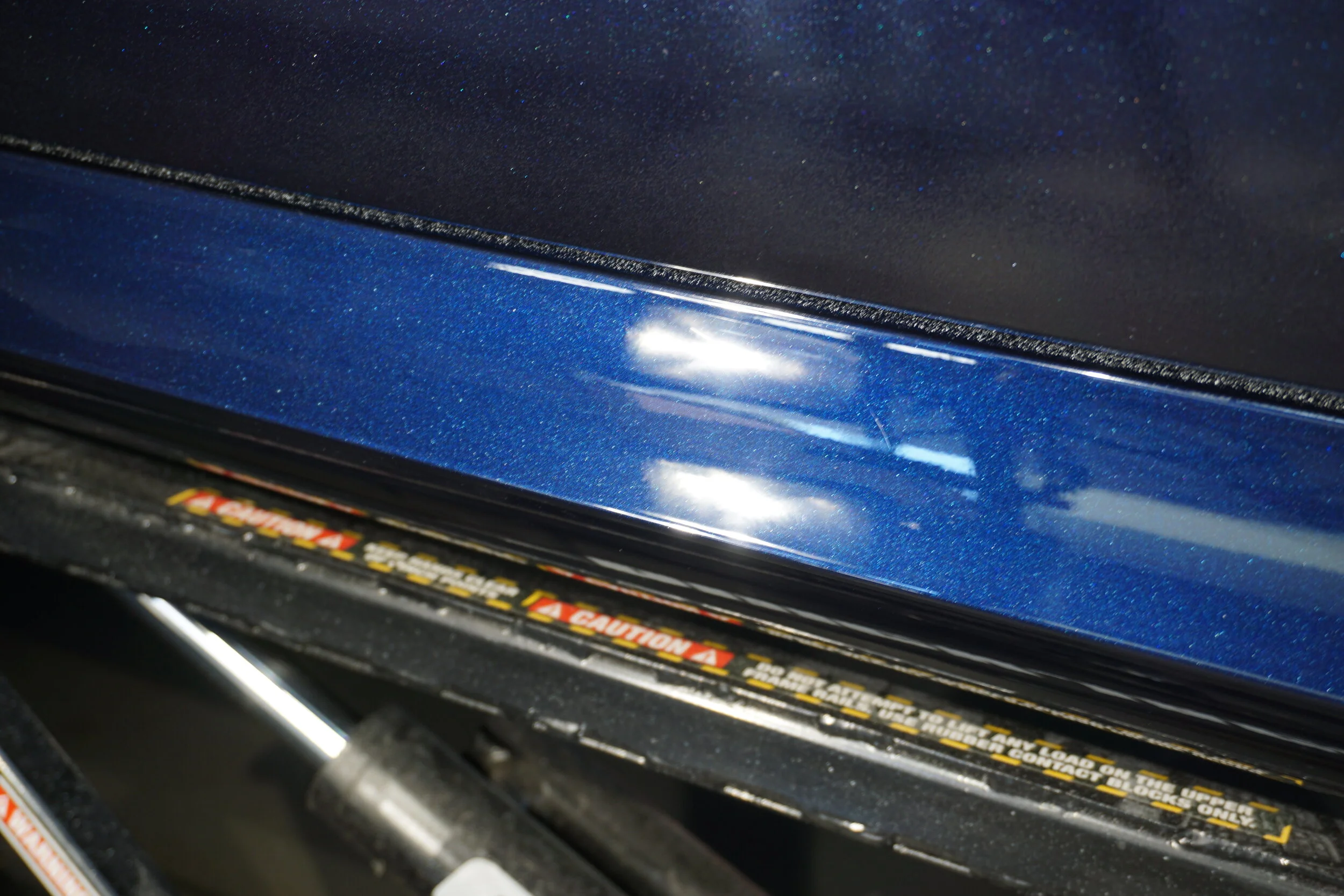 Side skirts free of buffer trails and holograms