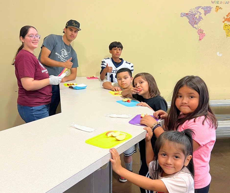 🍎🍗🍕 This month, our Farmersville, Woodlake, and Tulare Clubs have been cooking up some fun! 🍳 Farmersville Club is all about building healthy habits, and teaching creative ways to enjoy fruit 🍉. Over in Tulare, members made and enjoyed homemade