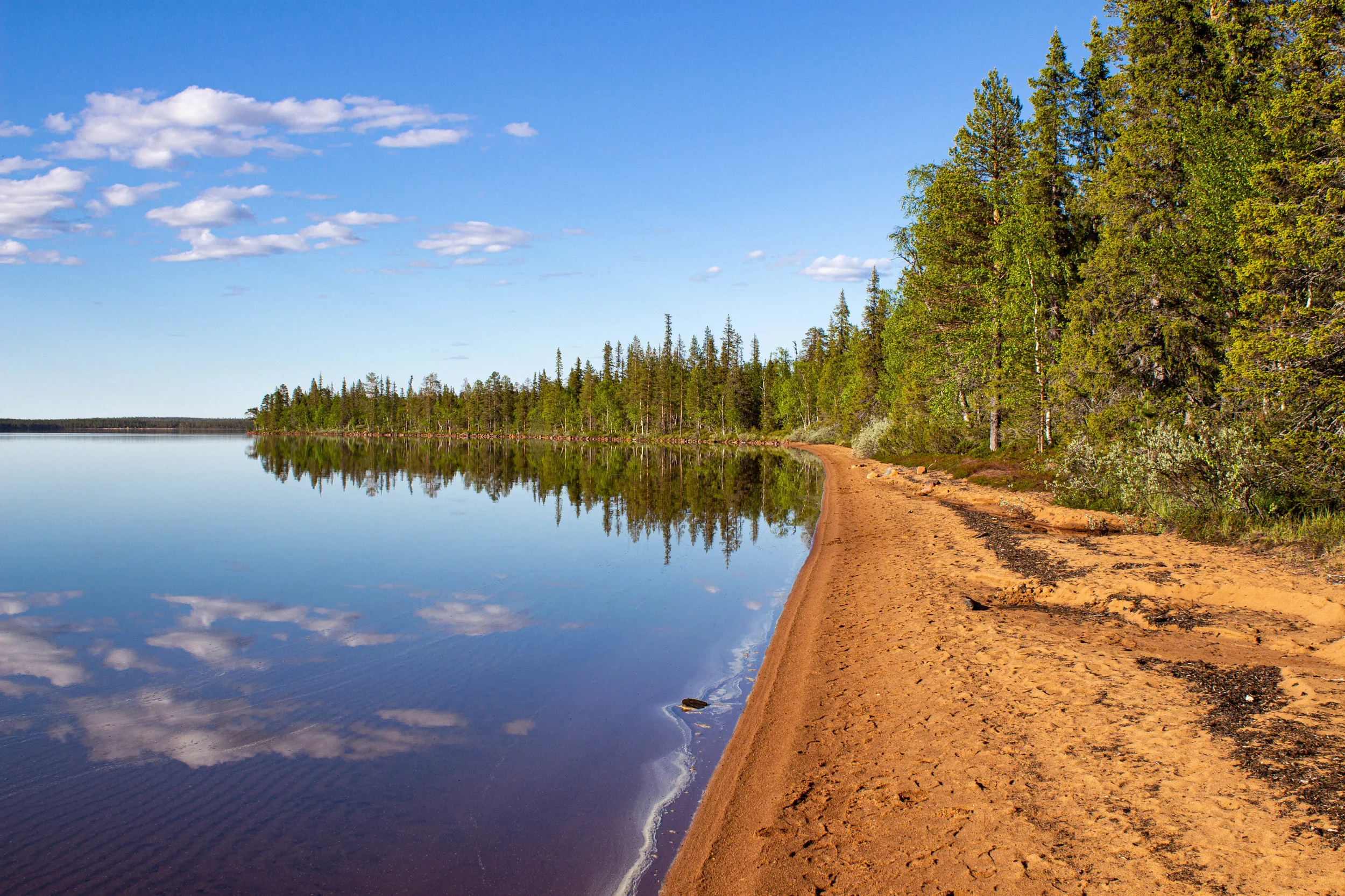 Pallasjärven Punainenhiekka on kaunis retkikohde ja uimaranta, jonne pääsee autolla melkein viereen.