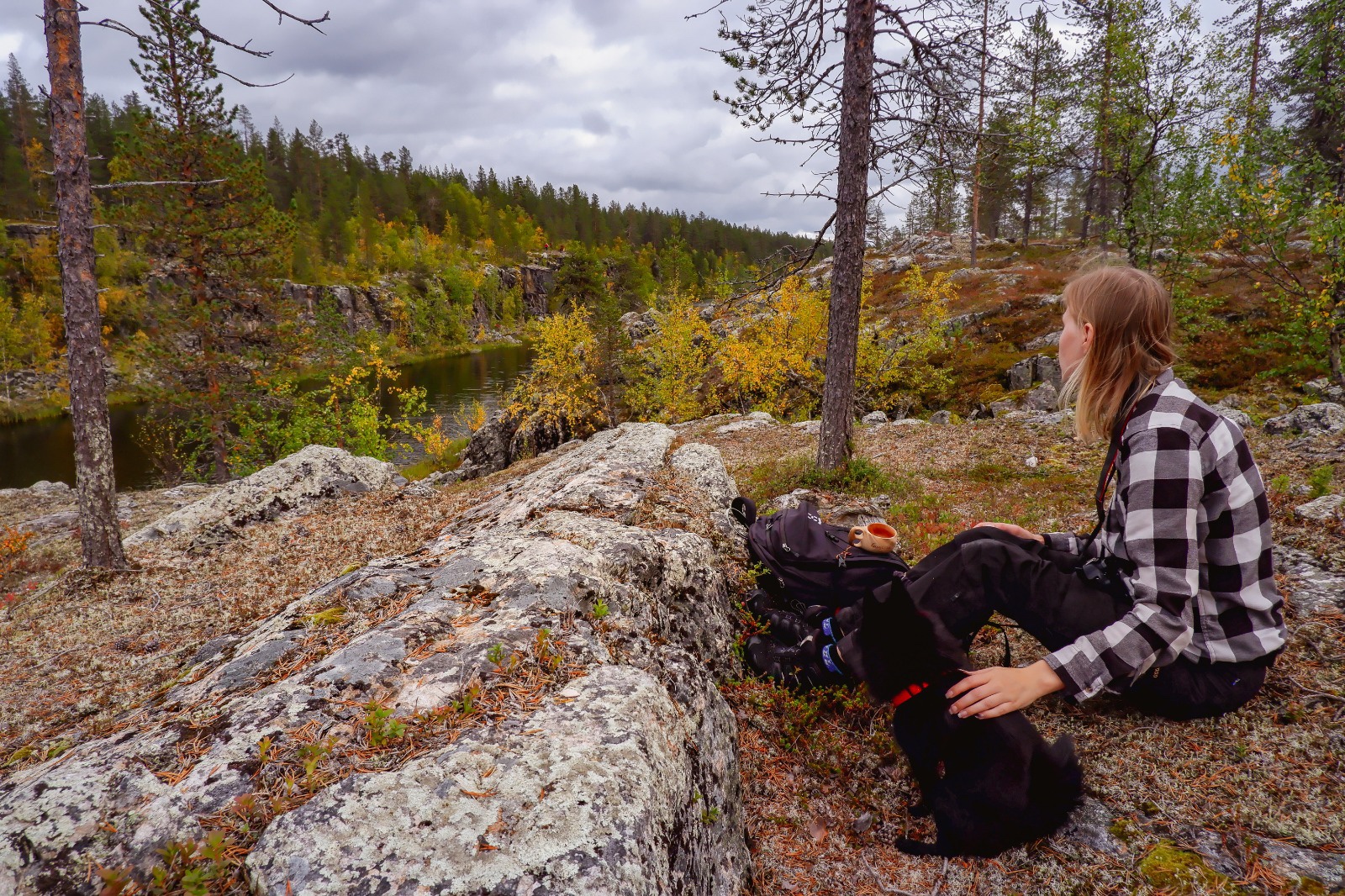 Hiljennyimme kuuntelemaan vastarannalta kantautuvaa joikua ja noitarummun kuminaa. Kuva: Jonna Saari