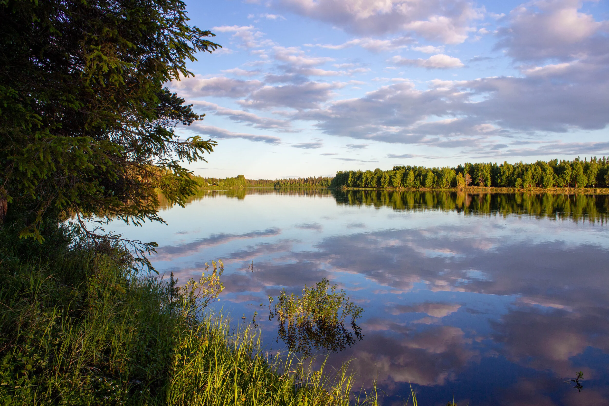 Kaunis kesäilta joella