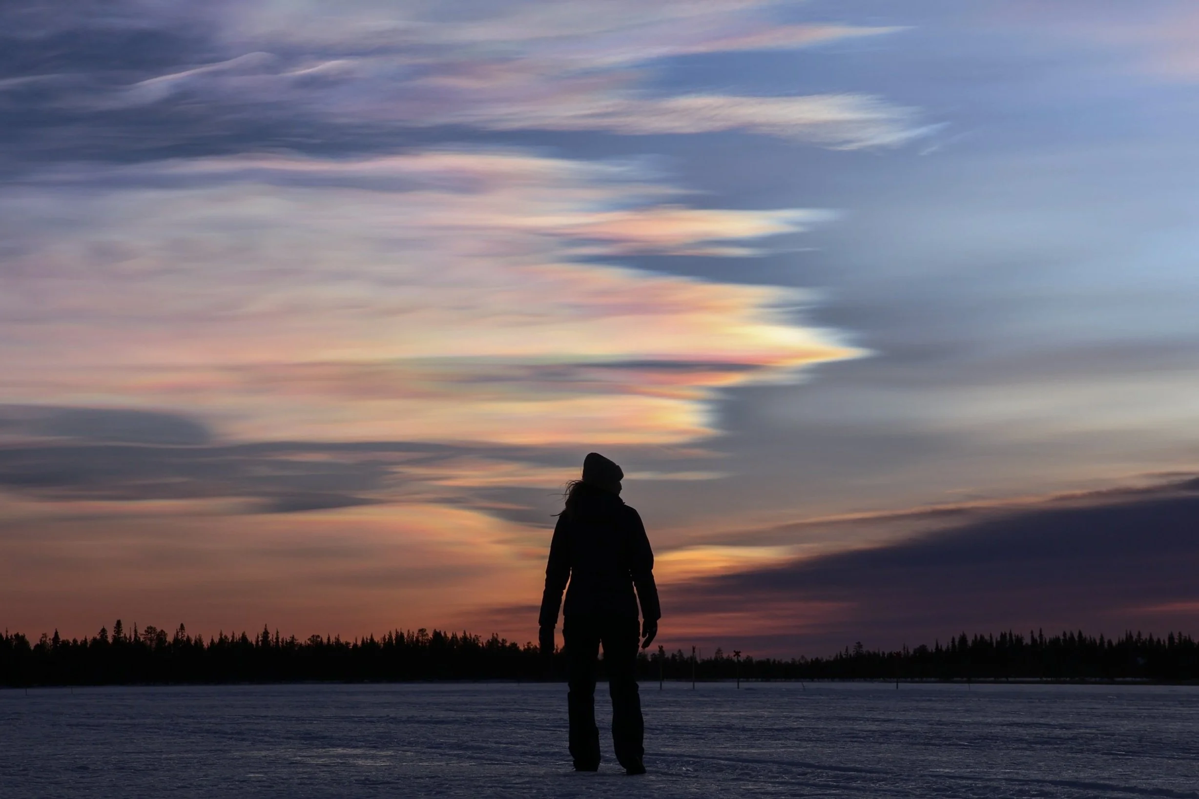 Auringonvalon välissä