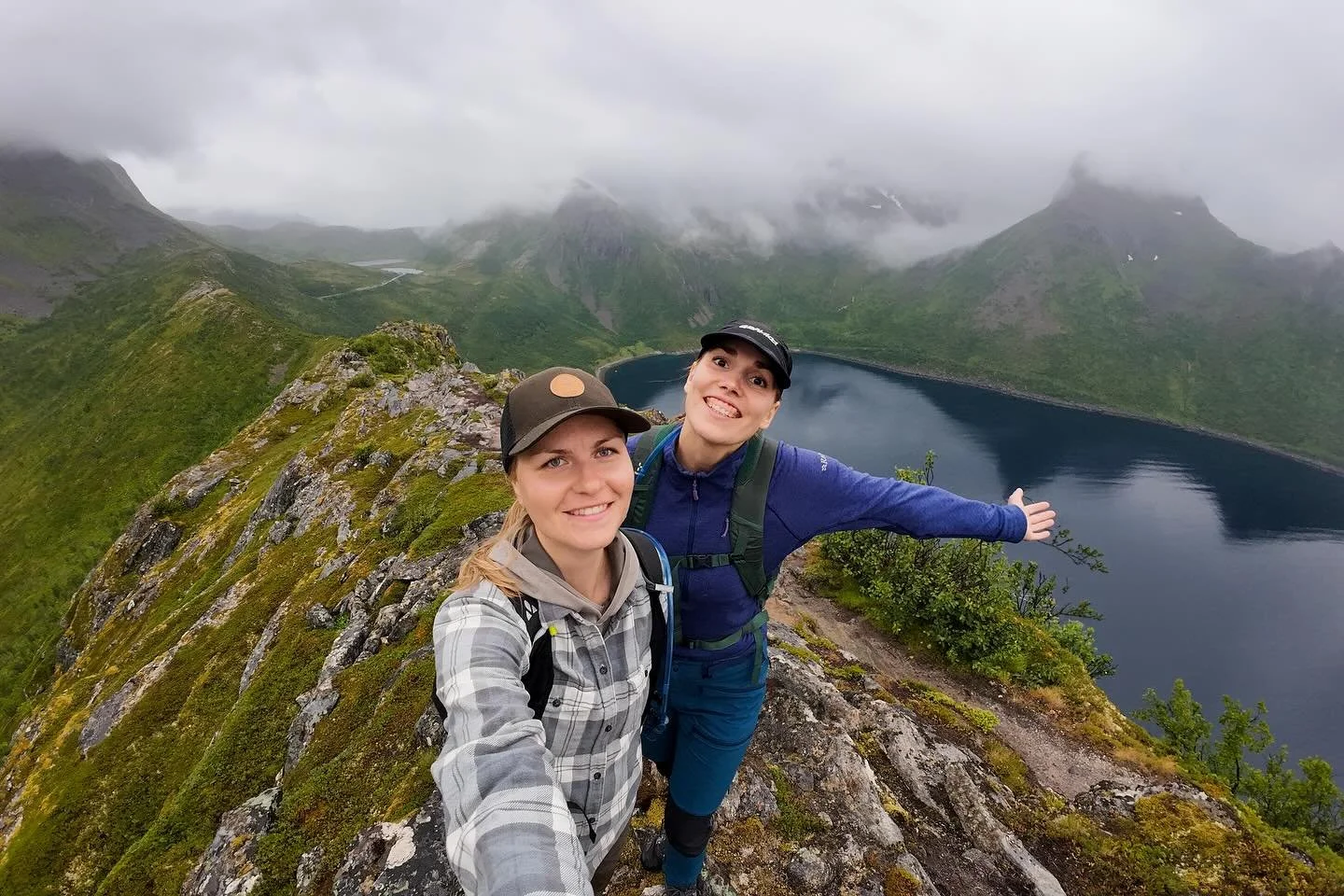 Kes&auml; oli kiva ja korkeanpaikankammokin keveni.

Kakkoskuva: @sarilaitinen 

#pohjoisnorja #lyngen #senja