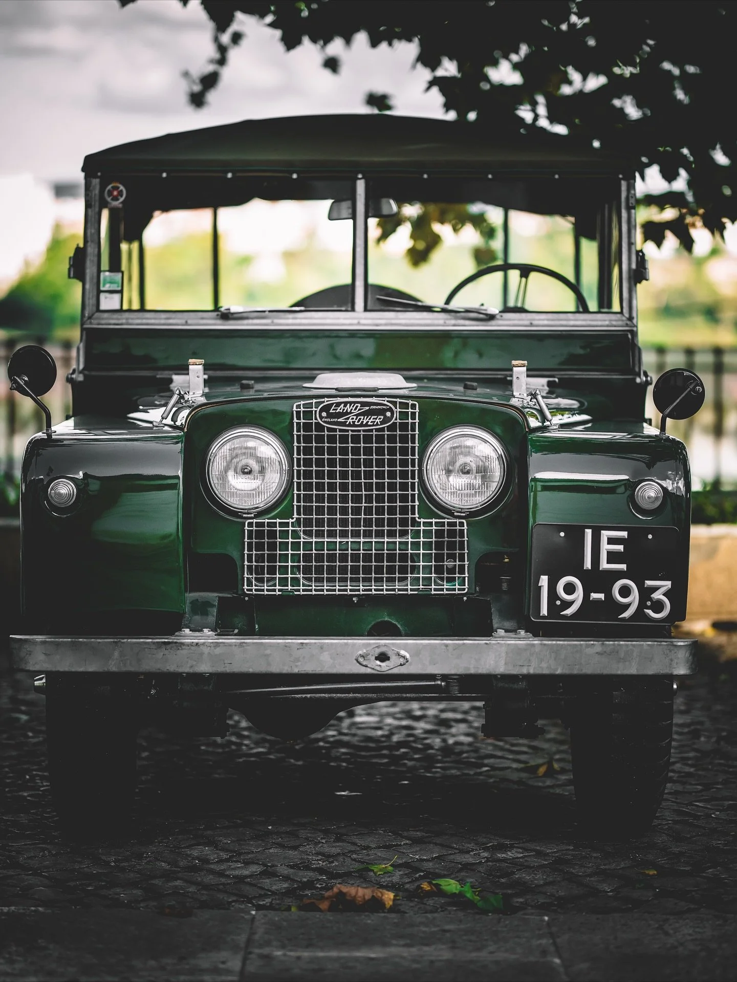 🚙 Old soul. Timeless design.
Spotted this classic Land Rover Series IIA in the heart of Coimbra — built for adventures long before GPS and Wi-Fi ruled the world.
Steel, spirit, and a story in every dent.
⠀
#LandRover #SeriesIIA #VintageVibes #