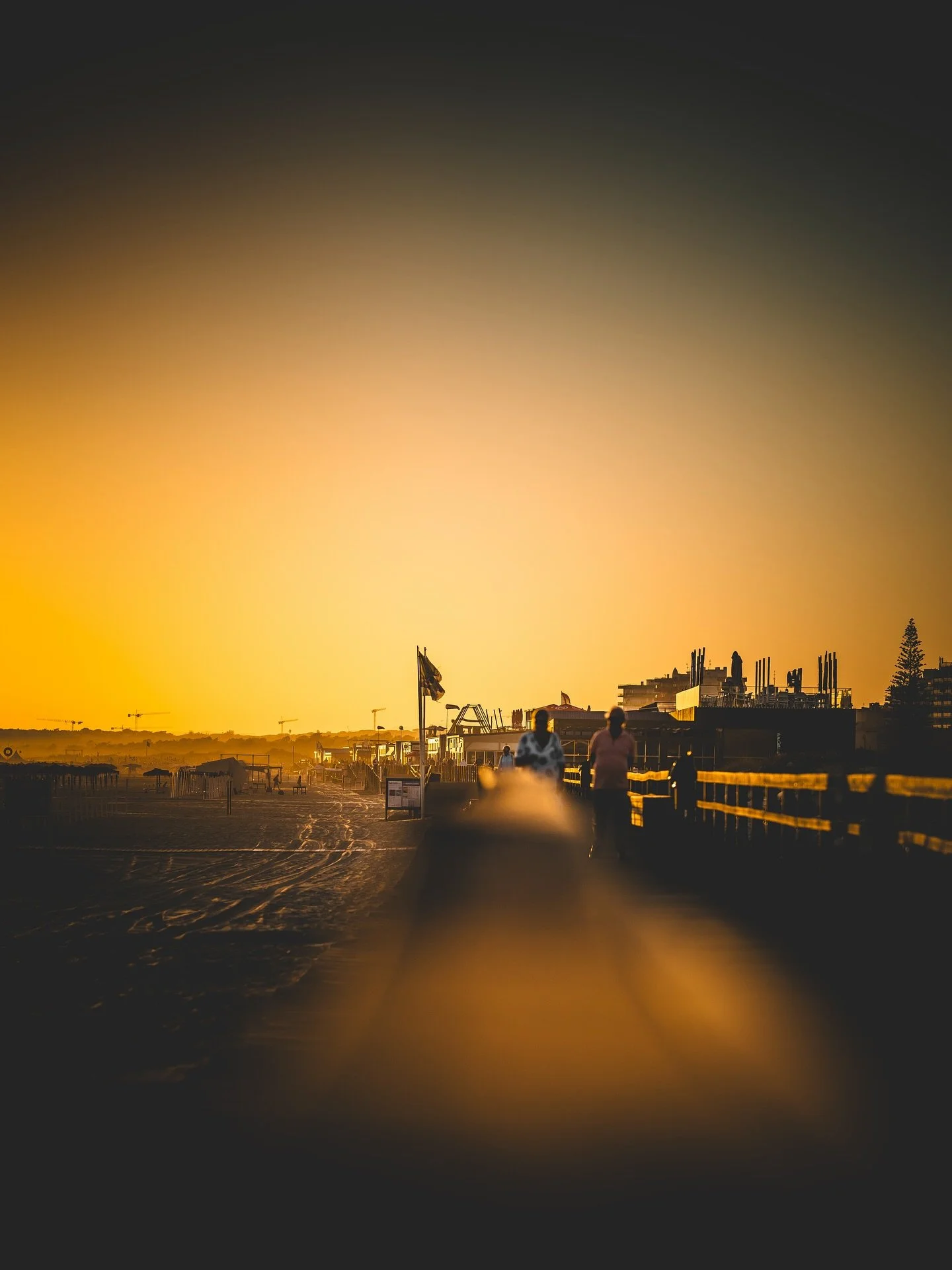 Golden hour whispers. Algarve turned into pure gold for a moment — and I was there to catch it. ✨
#AlgarveVibes #GoldenHourMagic #PortugalMood 	#AlphaAutumnDE #CLOUDROCKER #sundown #beachmood