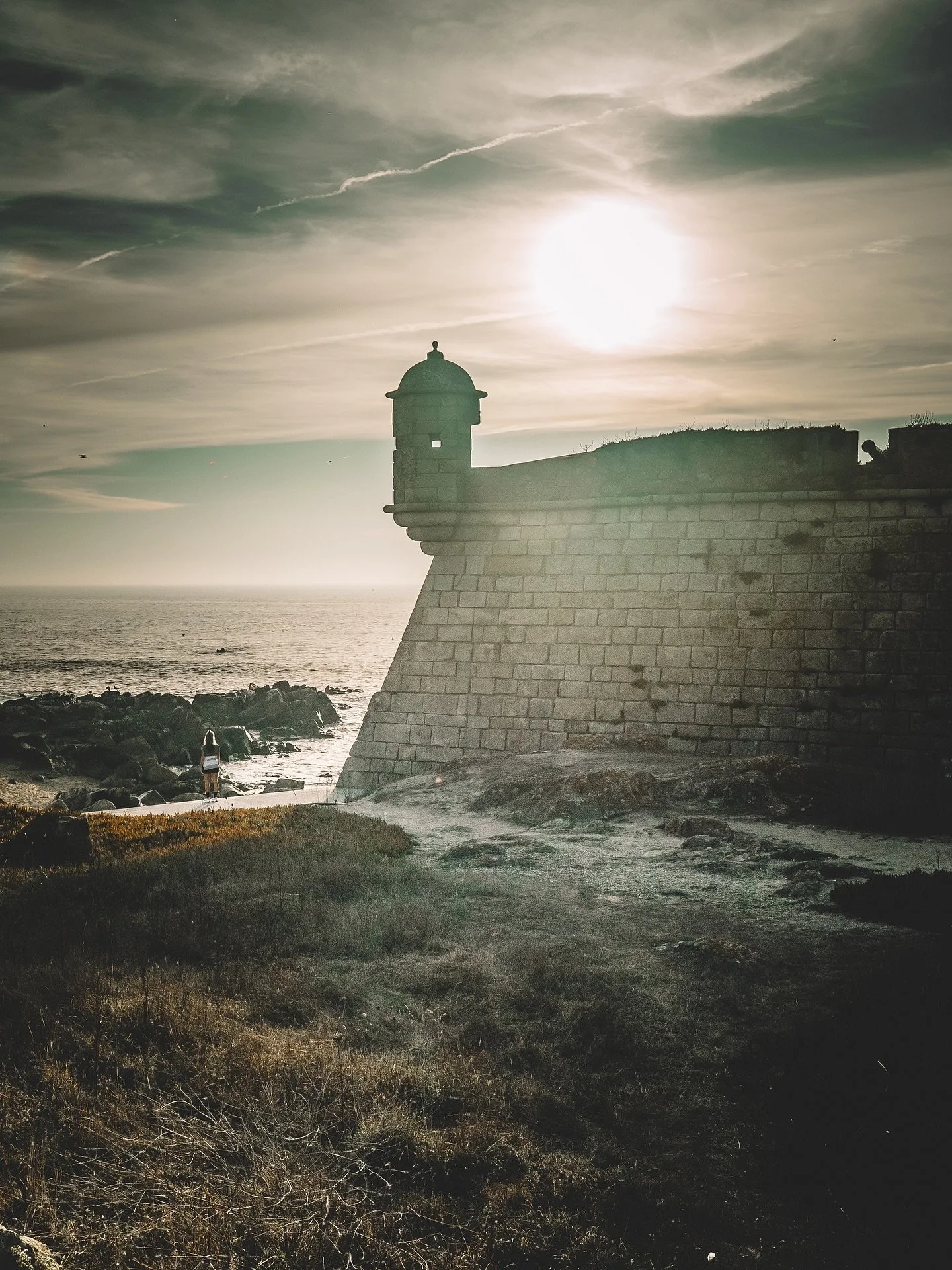 Where the Atlantic meets old stone walls — Porto at its most dramatic. 🌊☀️ 
#CLOUDROCKERtravels #portugal #sonyalphagallery